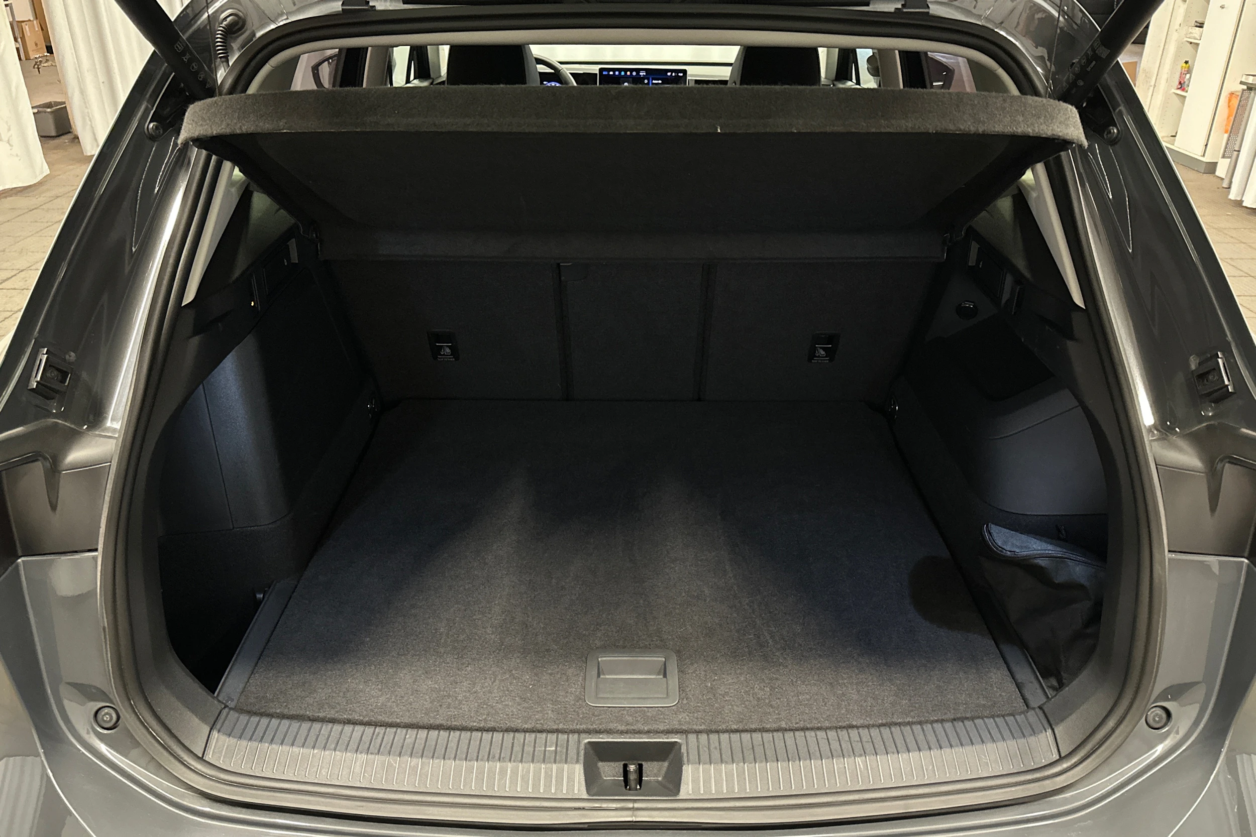 harmaa Volkswagen Tiguan 2025 kuva 11.