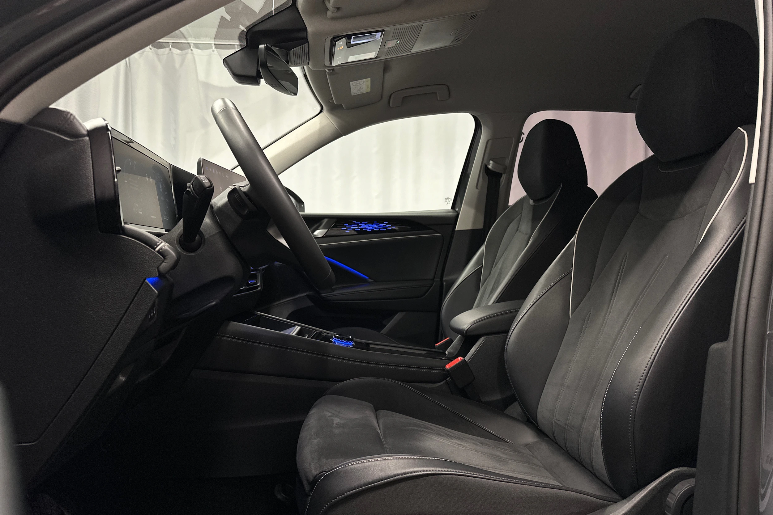 harmaa Volkswagen Tiguan 2025 kuva 15.