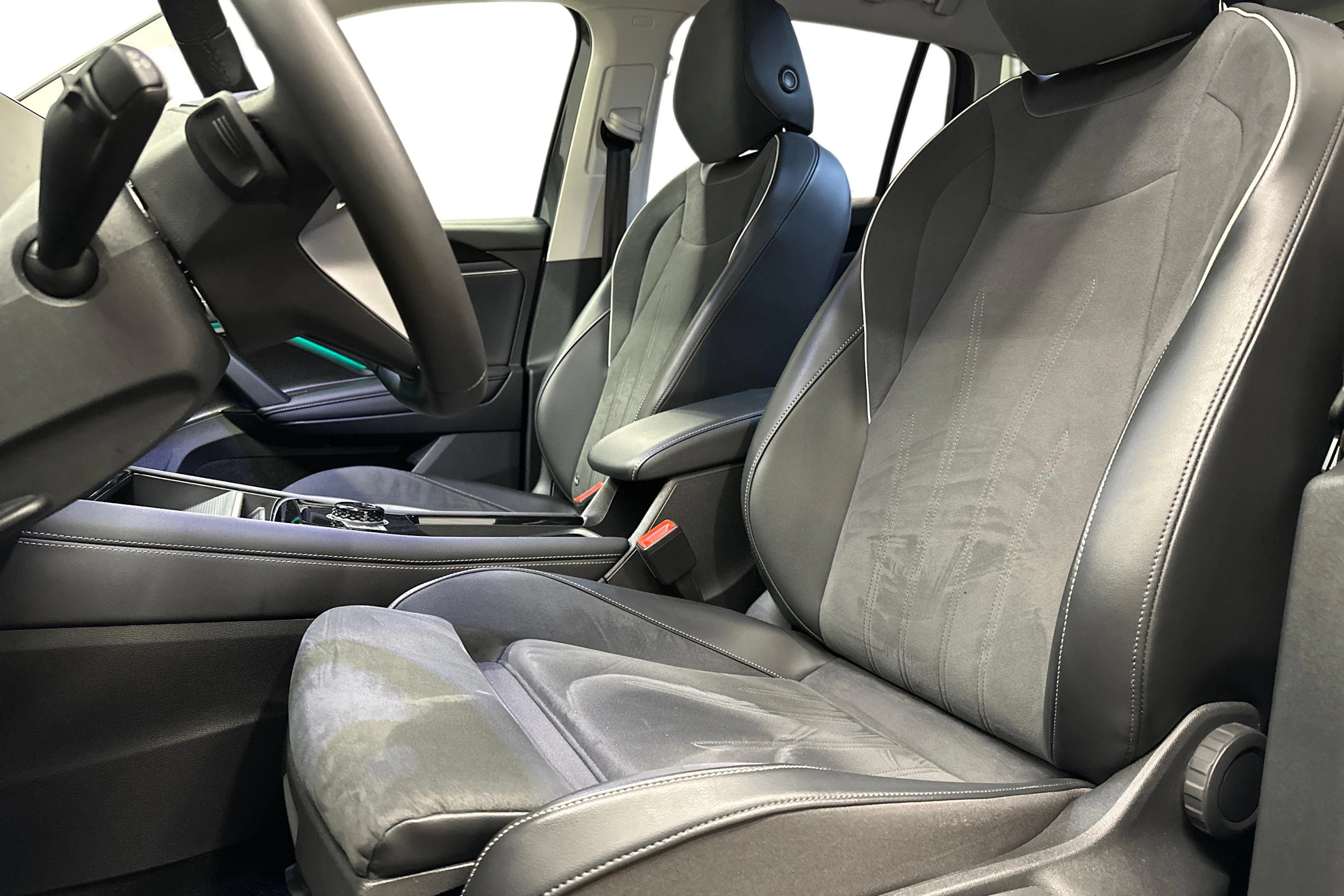 oranssi Volkswagen Tiguan 2025 kuva 8.