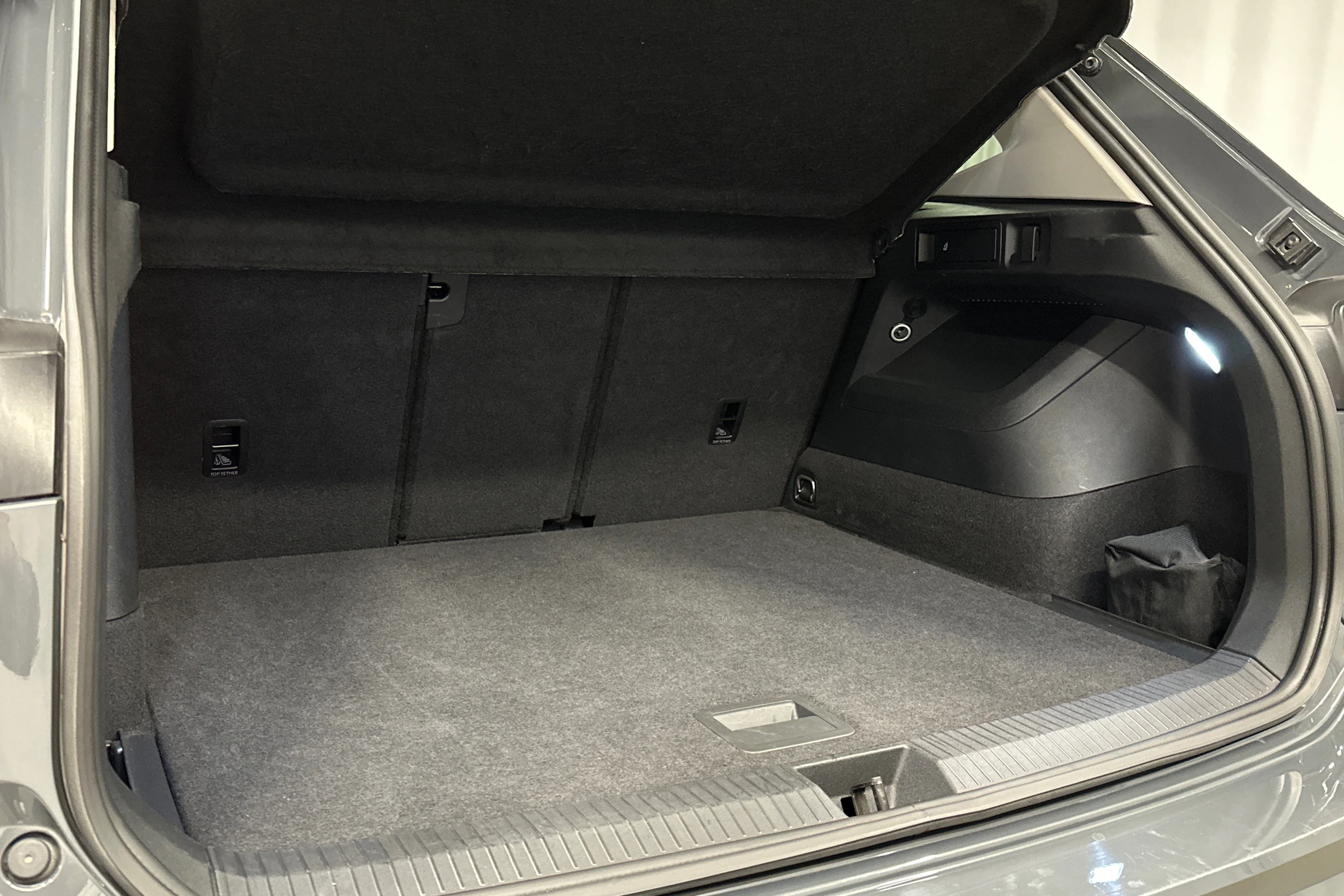 oranssi Volkswagen Tiguan 2025 kuva 17.
