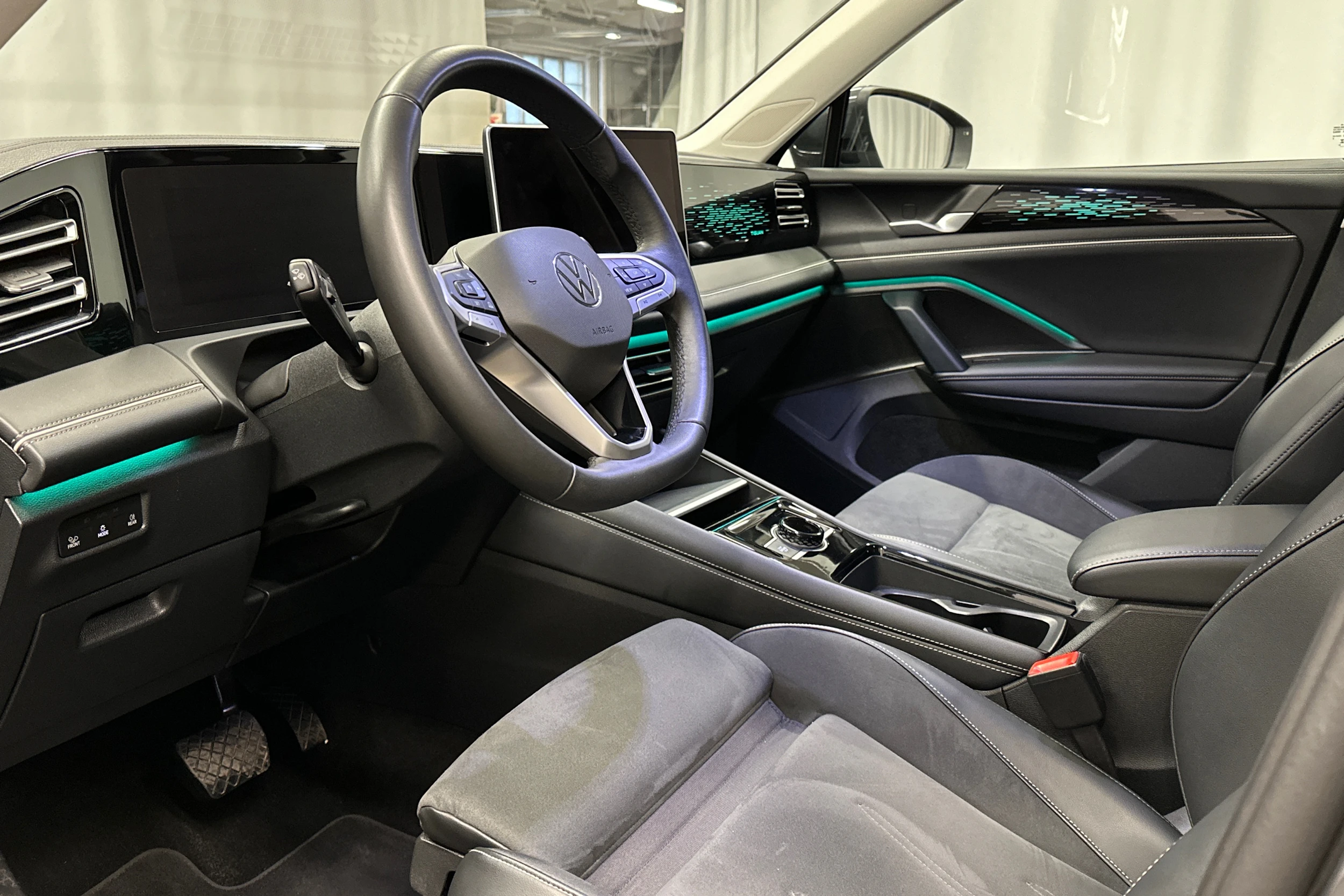 oranssi Volkswagen Tiguan 2025 kuva 21.