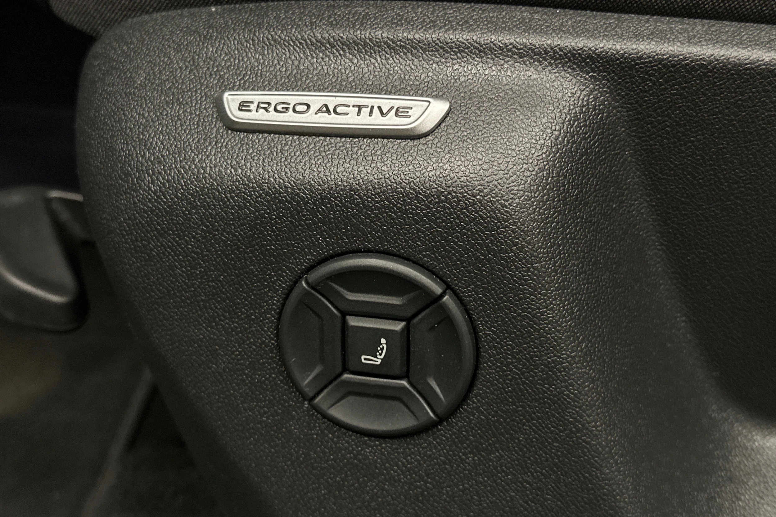 oranssi Volkswagen Tiguan 2025 kuva 23.