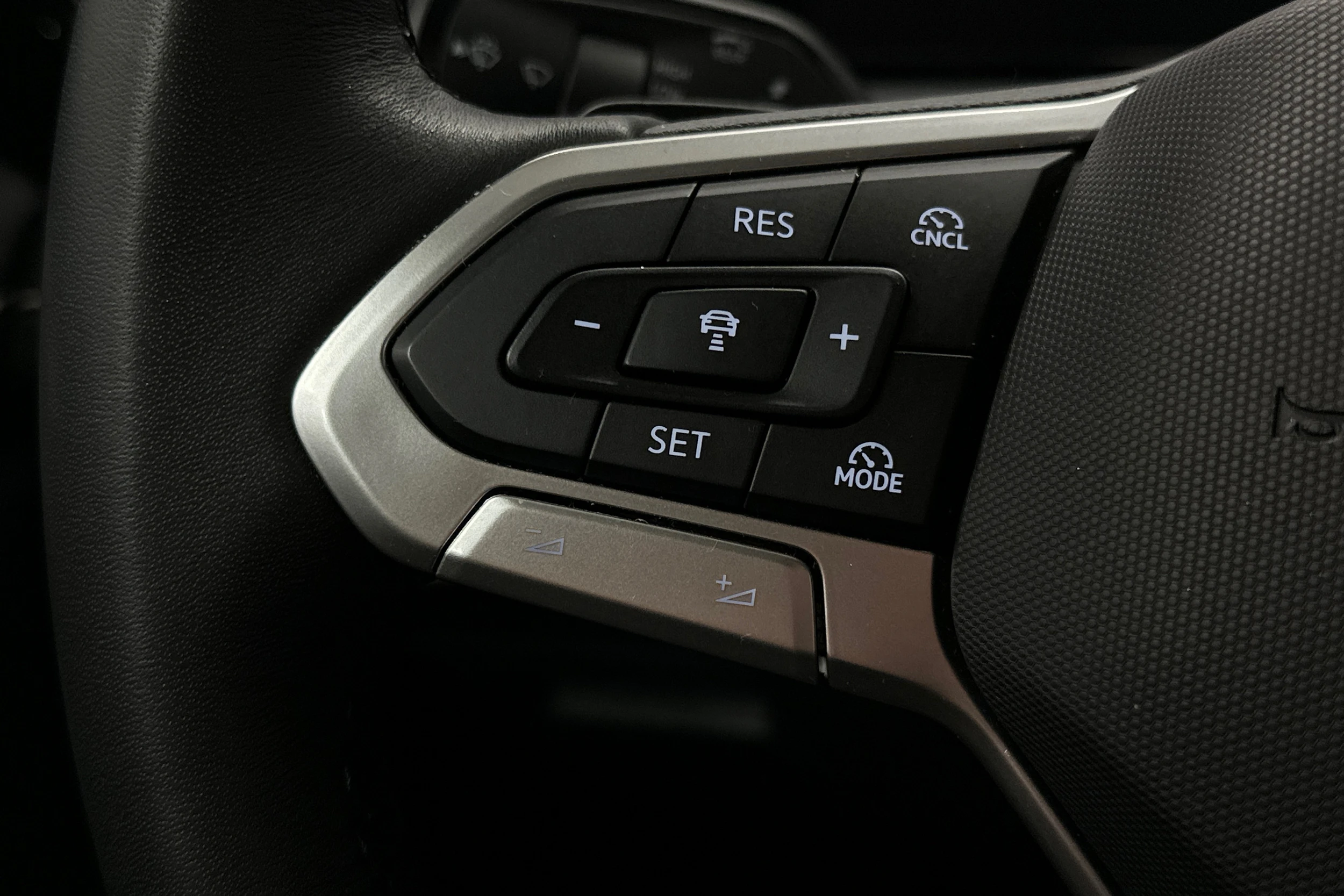 oranssi Volkswagen Tiguan 2025 kuva 26.