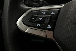 oranssi Volkswagen Tiguan 2025 kuva 26.