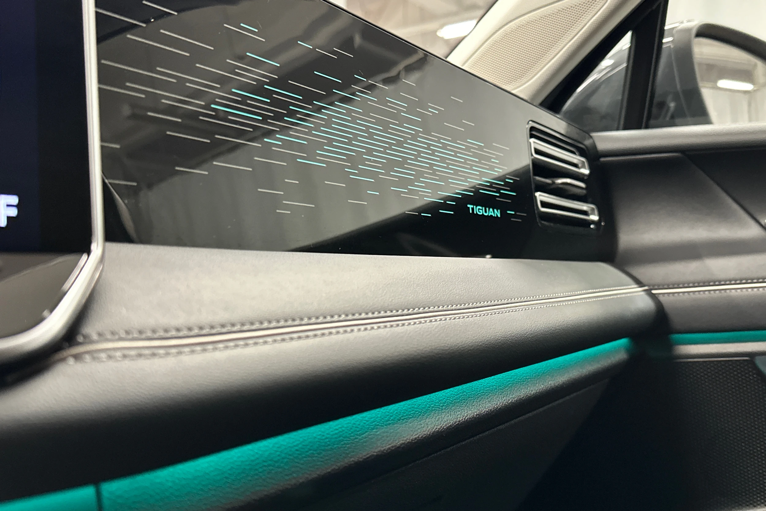 oranssi Volkswagen Tiguan 2025 kuva 40.
