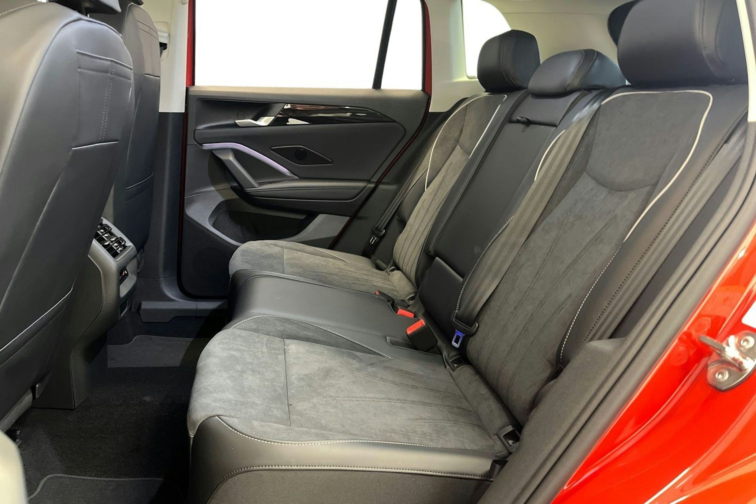 oranssi Volkswagen Tiguan 2025 kuva 14.