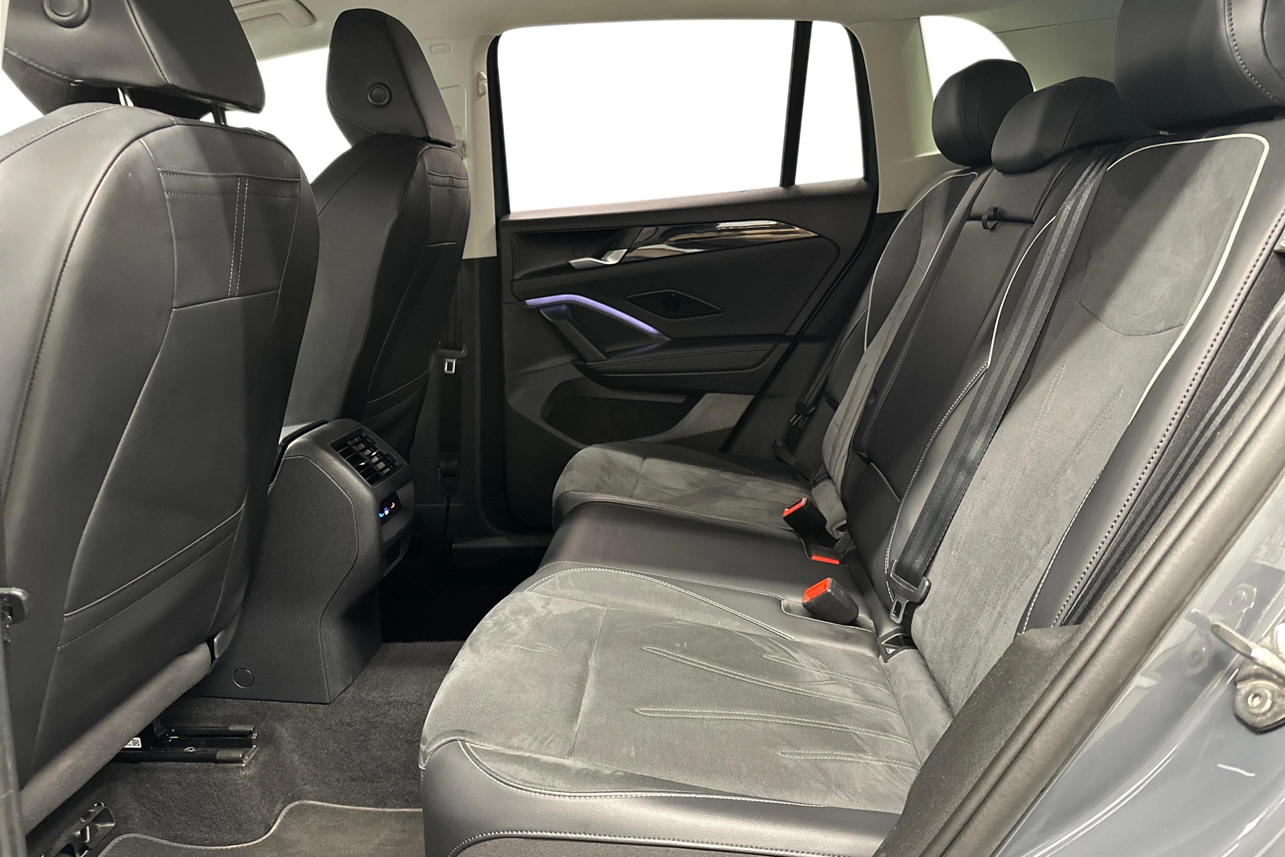 harmaa Volkswagen Tiguan 2025 kuva 8.