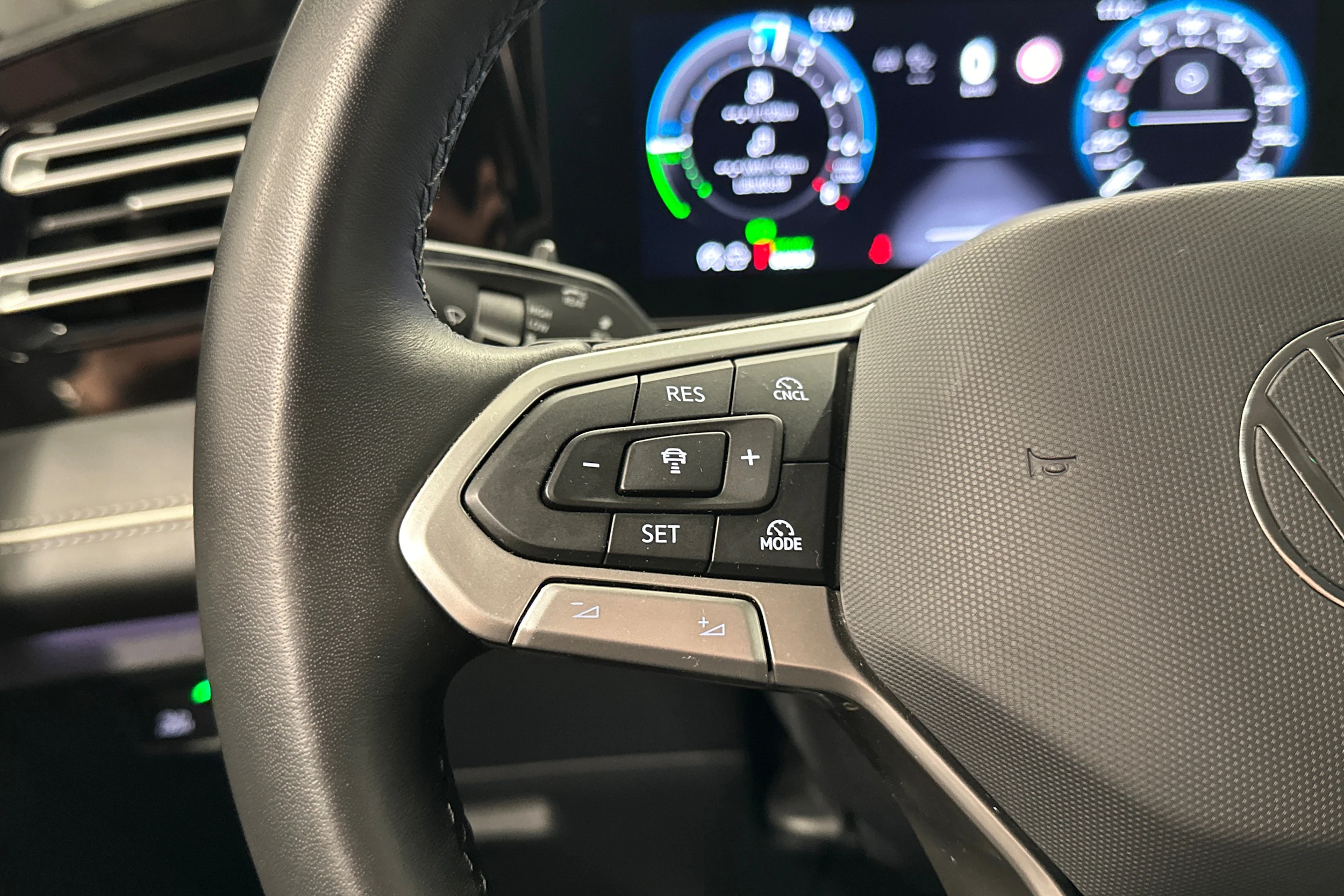 harmaa Volkswagen Tiguan 2025 kuva 12.