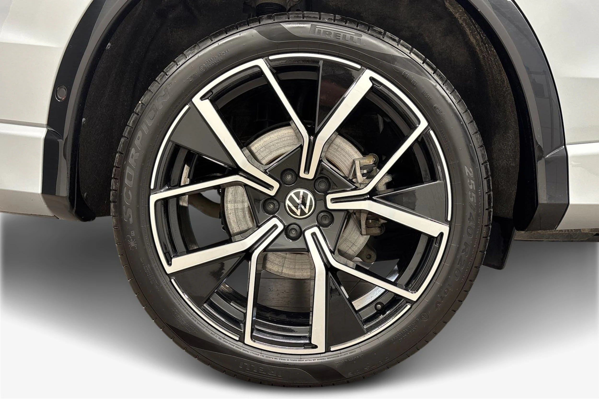 harmaa Volkswagen Tiguan 2025 kuva 12.