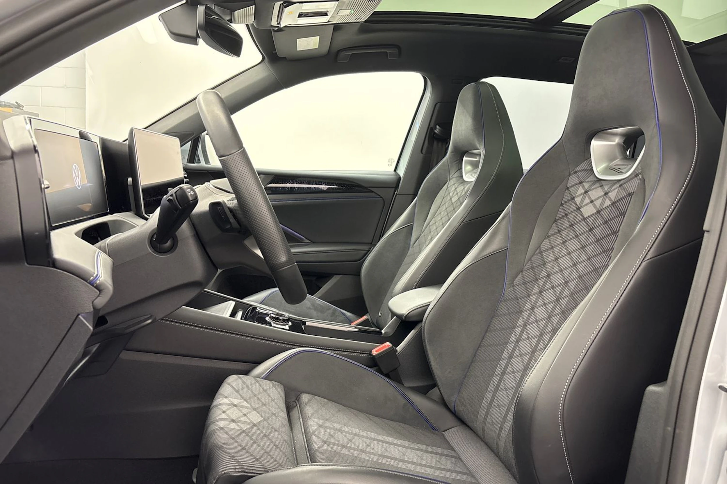 harmaa Volkswagen Tiguan 2025 kuva 15.