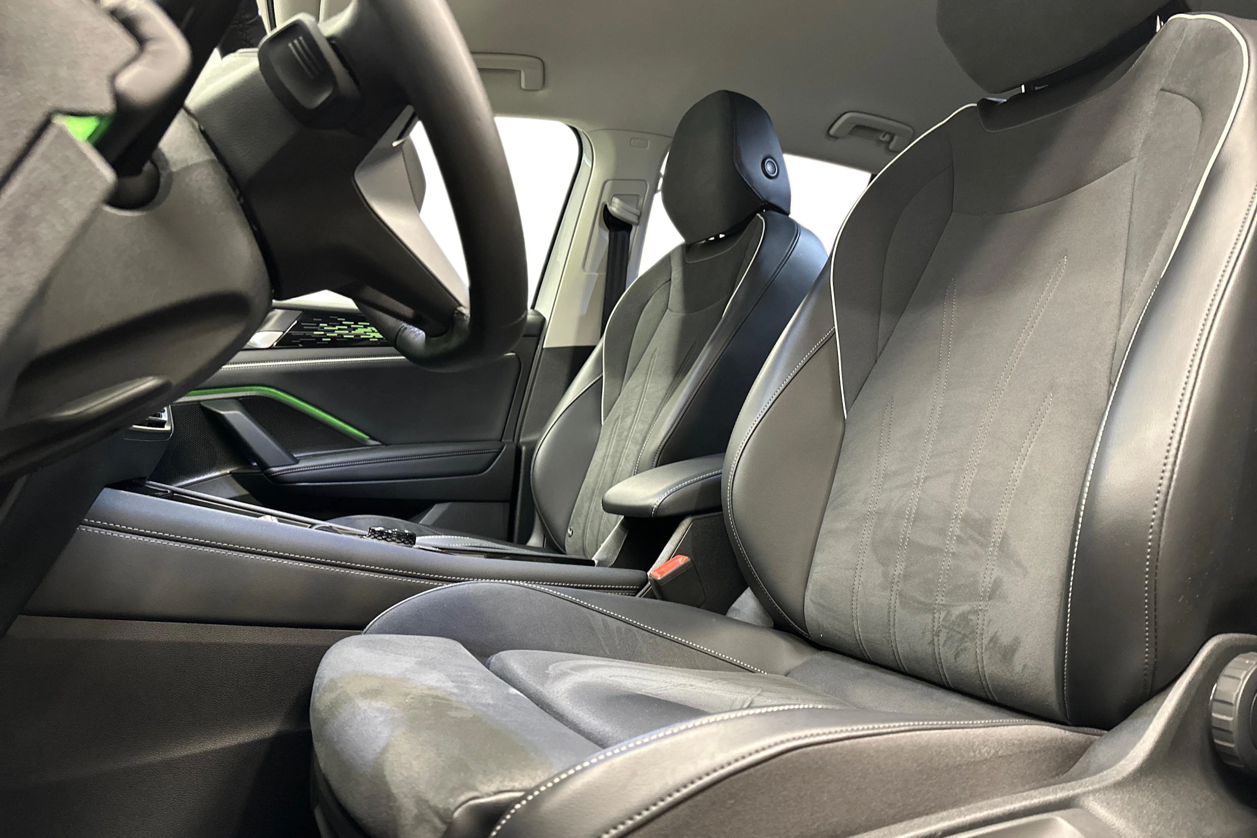 valkoinen Volkswagen Tiguan 2025 kuva 8.