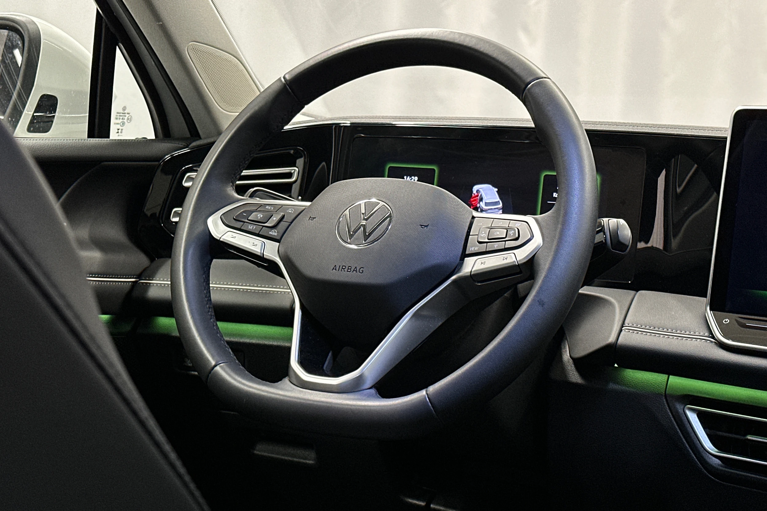 valkoinen Volkswagen Tiguan 2025 kuva 20.