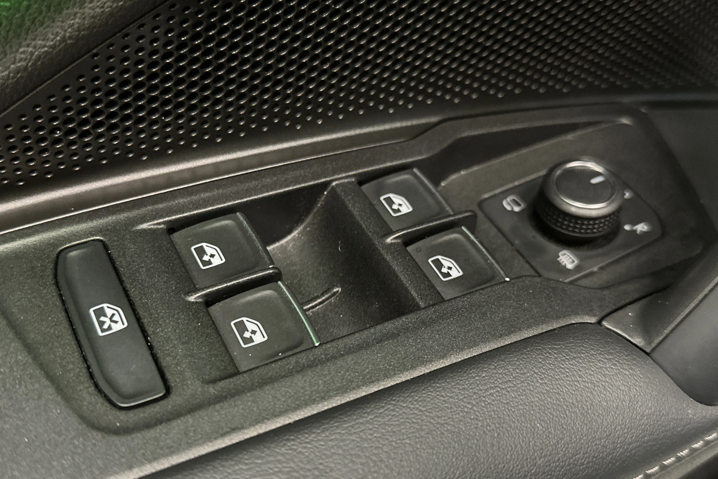 valkoinen Volkswagen Tiguan 2025 kuva 22.