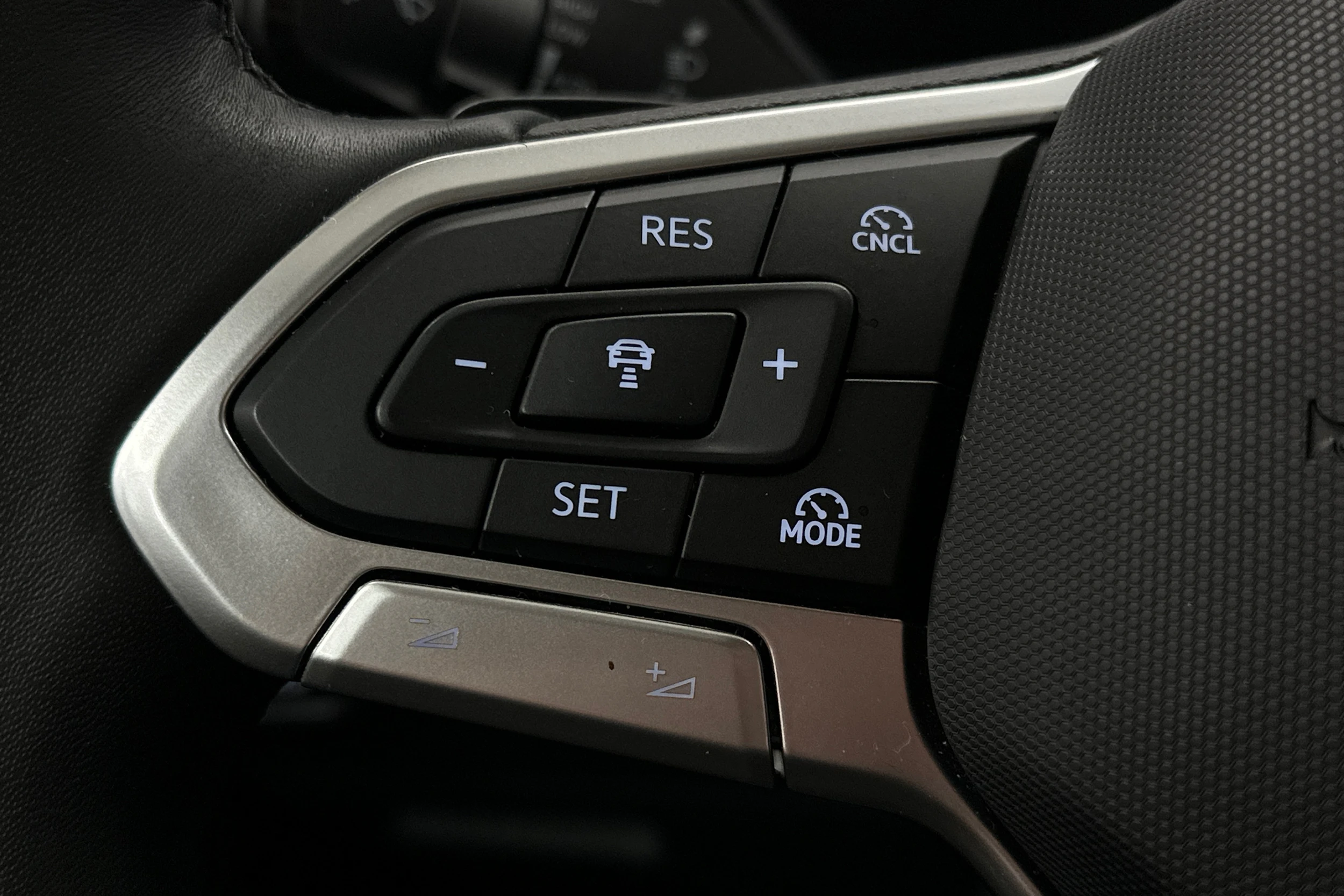 valkoinen Volkswagen Tiguan 2025 kuva 26.