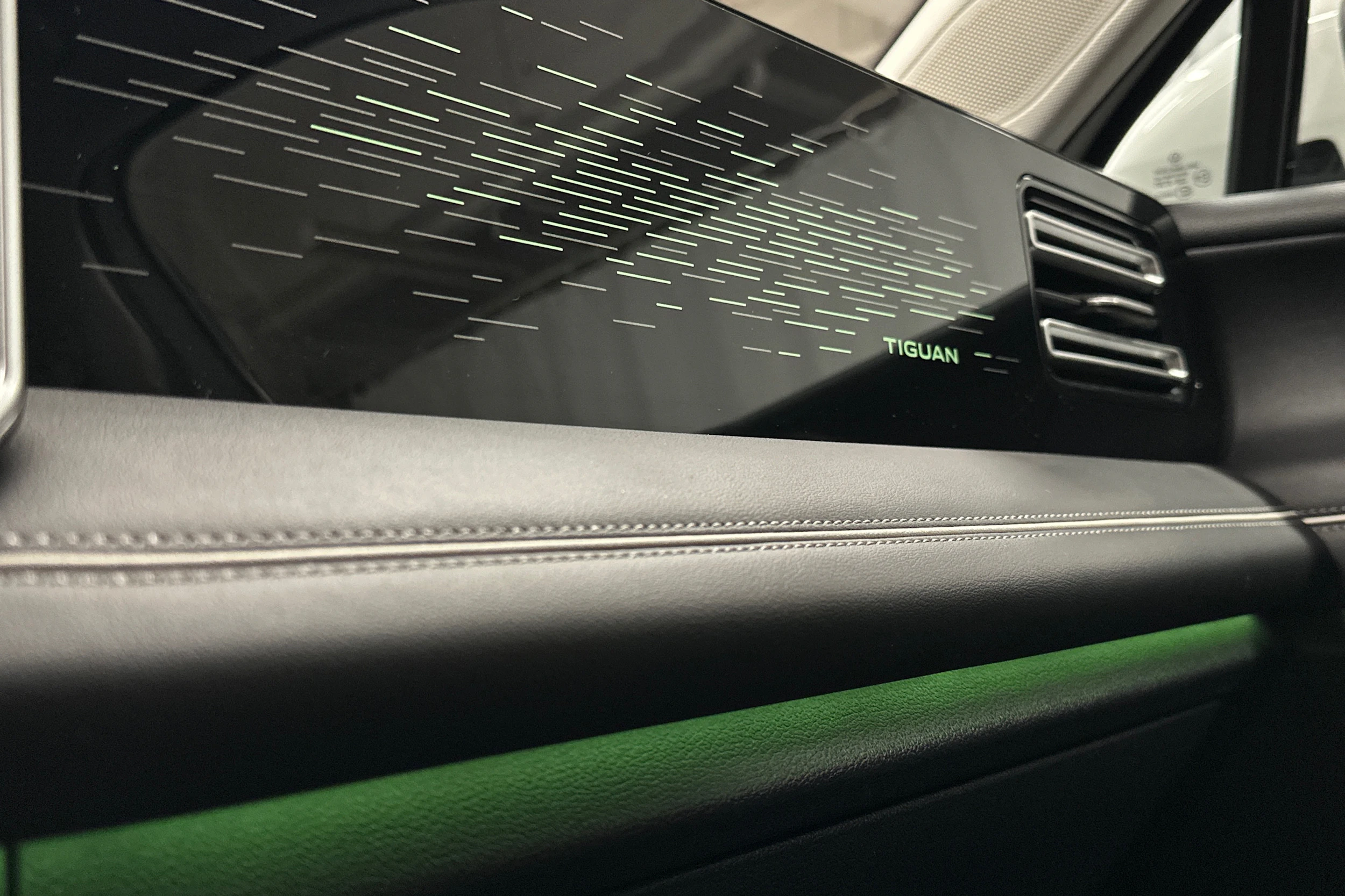 valkoinen Volkswagen Tiguan 2025 kuva 39.