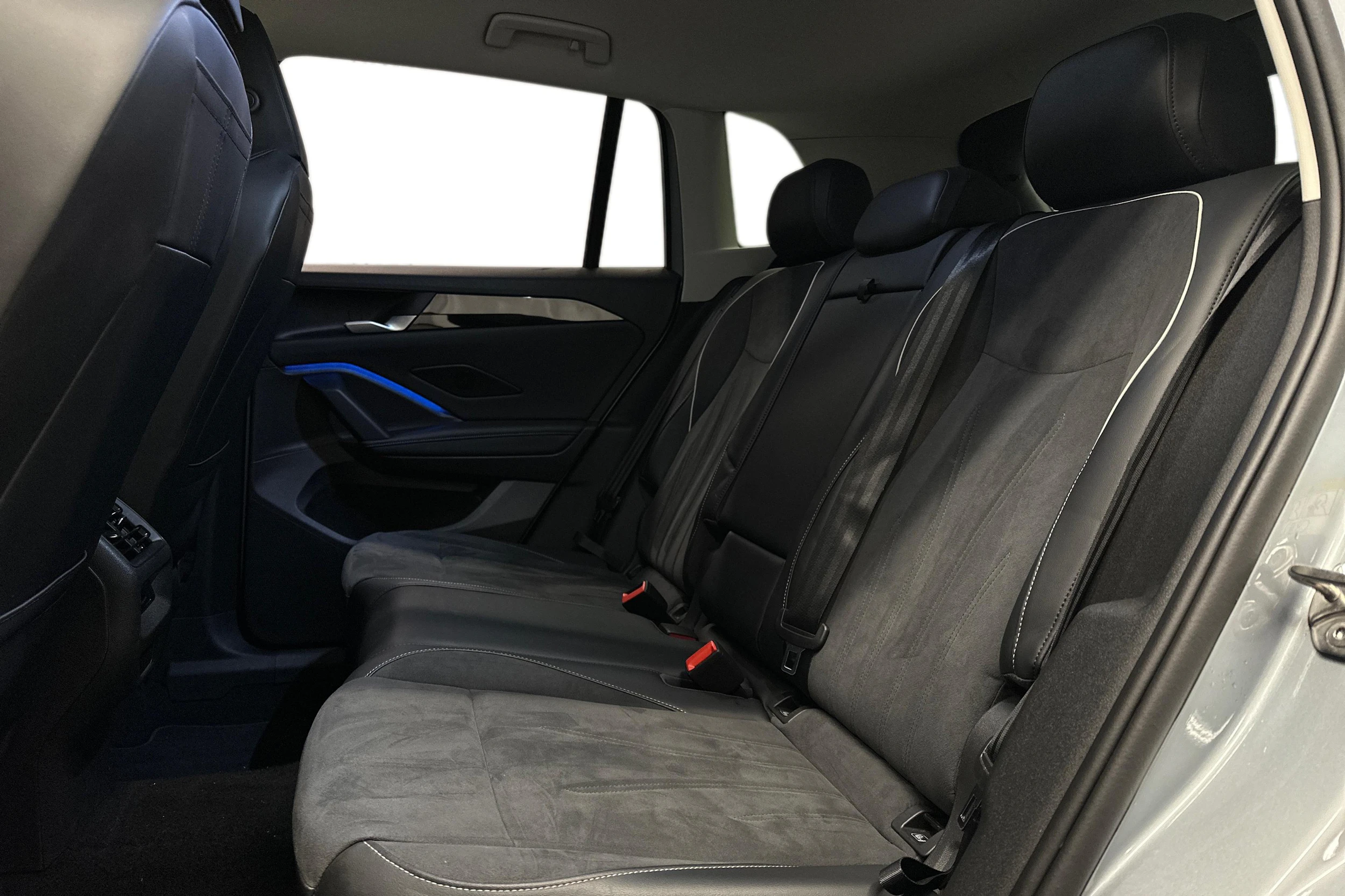 harmaa Volkswagen Tiguan 2025 kuva 8.