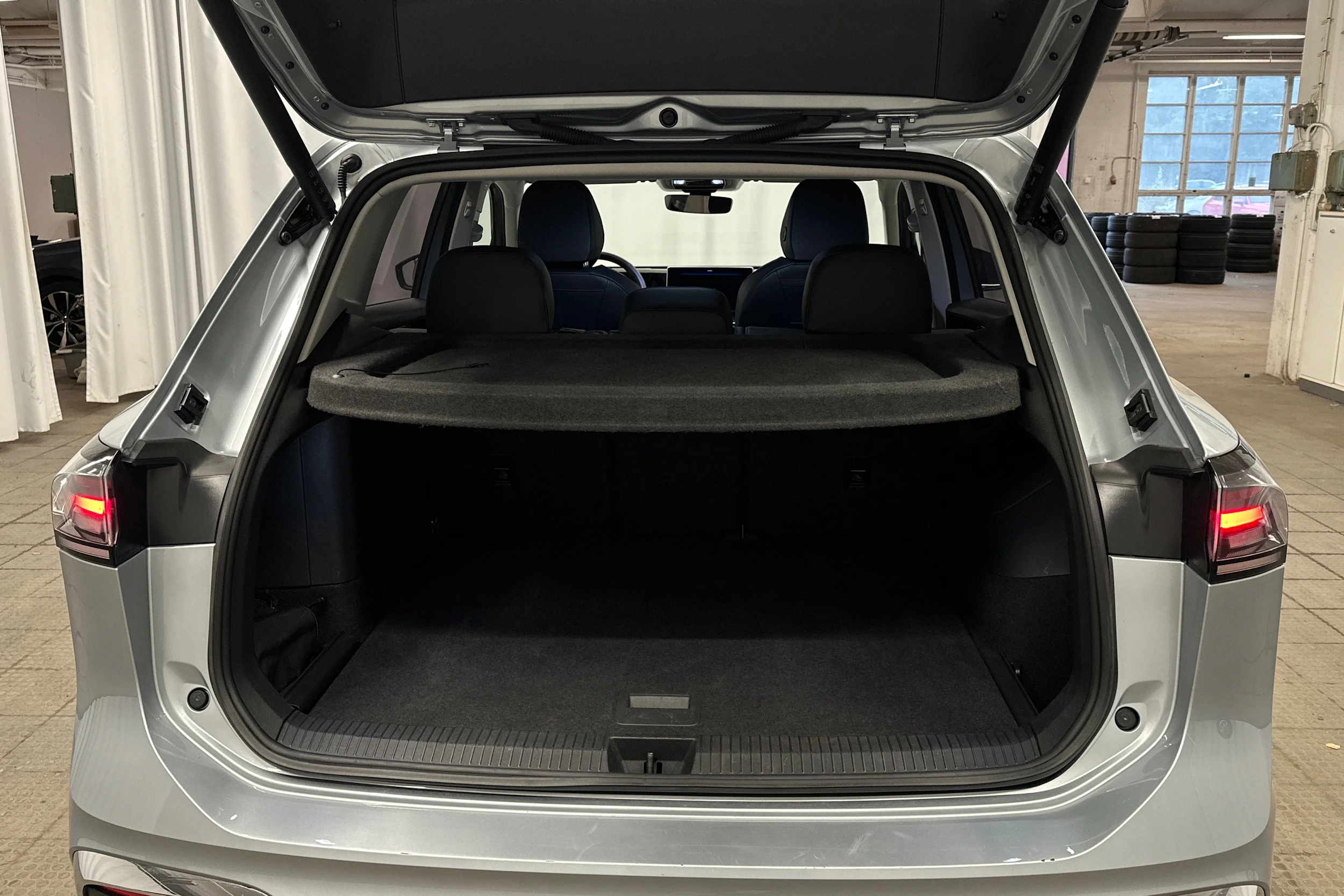 harmaa Volkswagen Tiguan 2025 kuva 11.