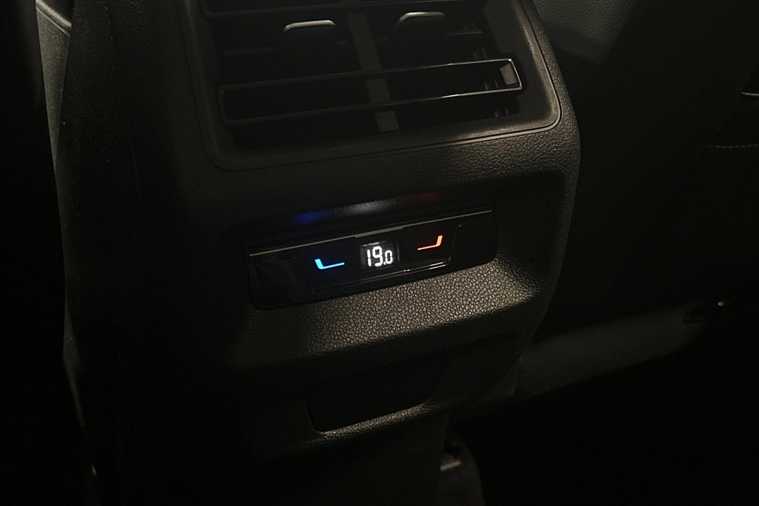 harmaa Volkswagen Tiguan 2025 kuva 14.