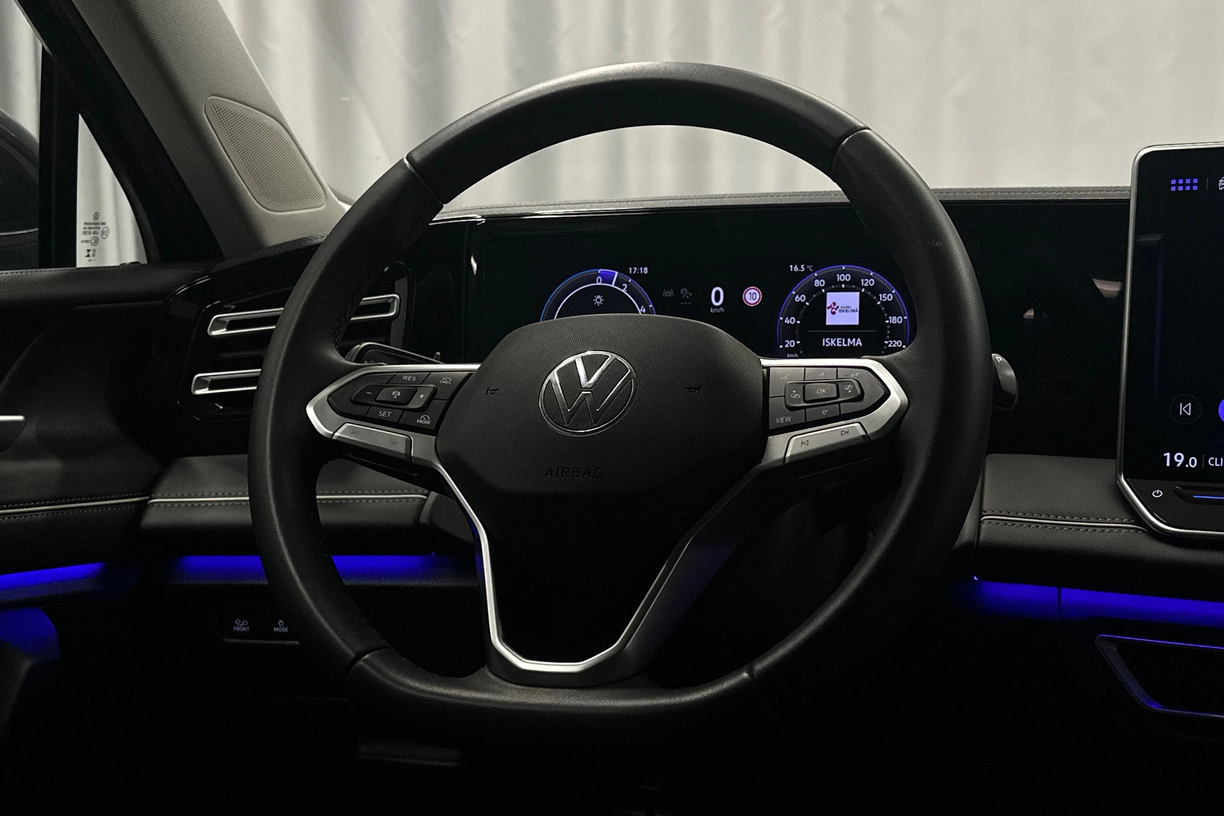 harmaa Volkswagen Tiguan 2025 kuva 16.