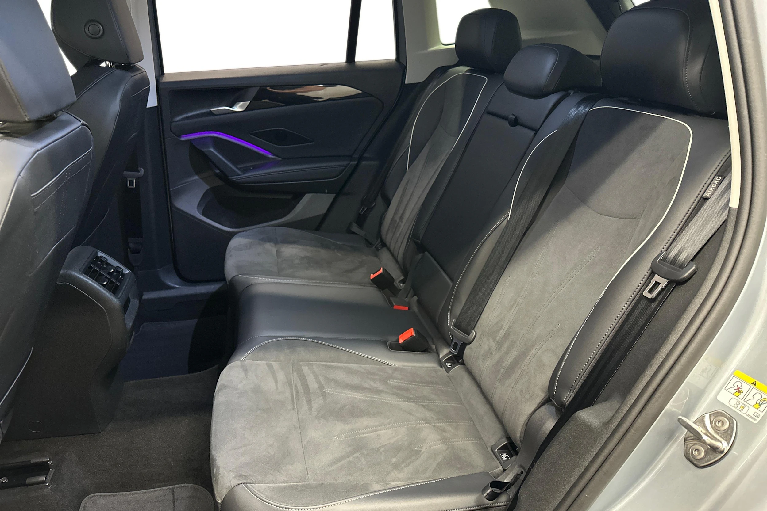 harmaa Volkswagen Tiguan 2025 kuva 8.