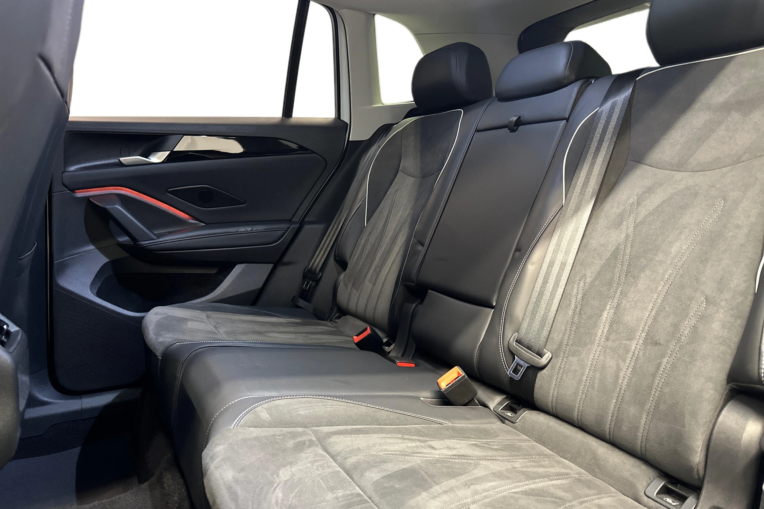 valkoinen Volkswagen Tiguan 2025 kuva 8.