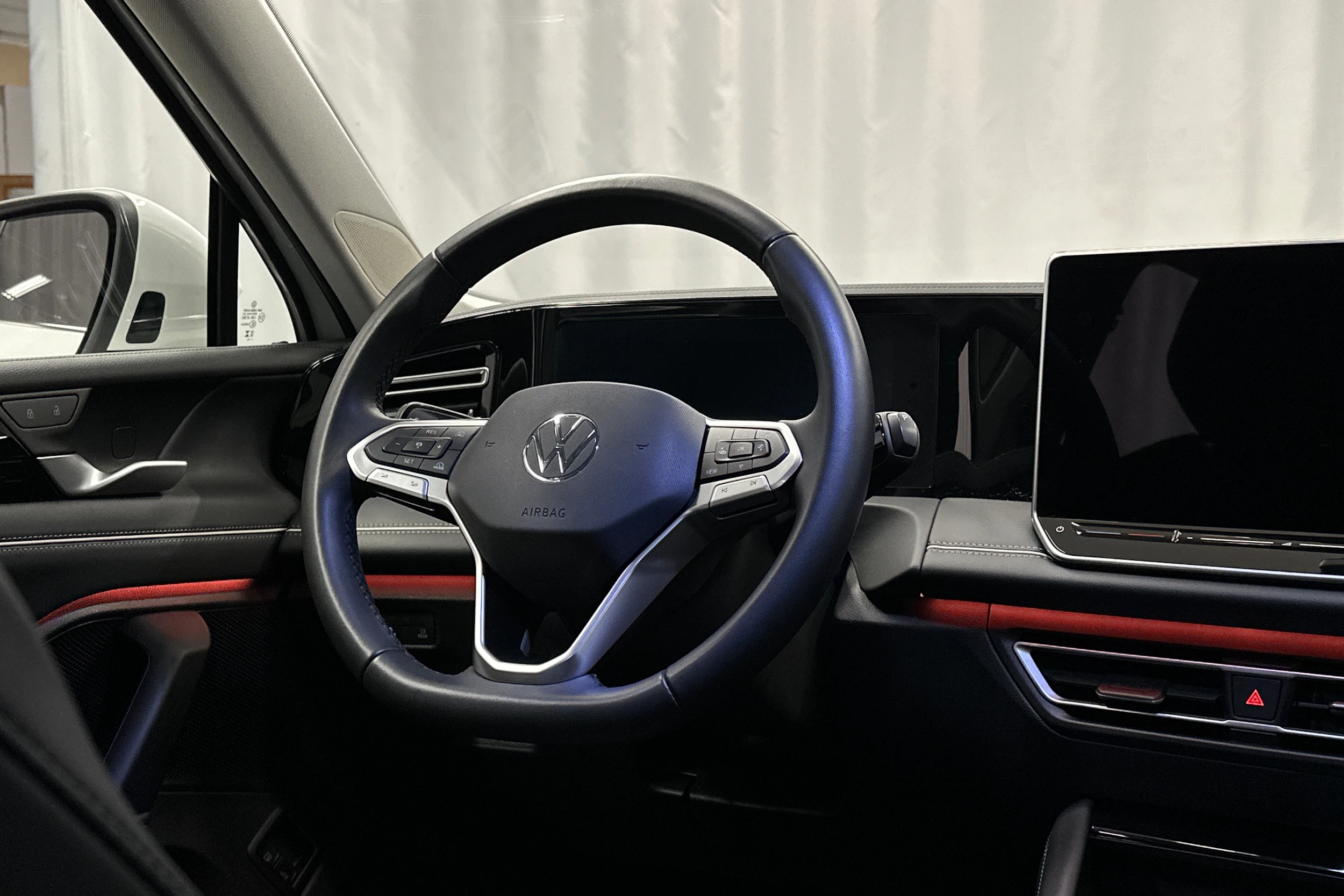 valkoinen Volkswagen Tiguan 2025 kuva 15.