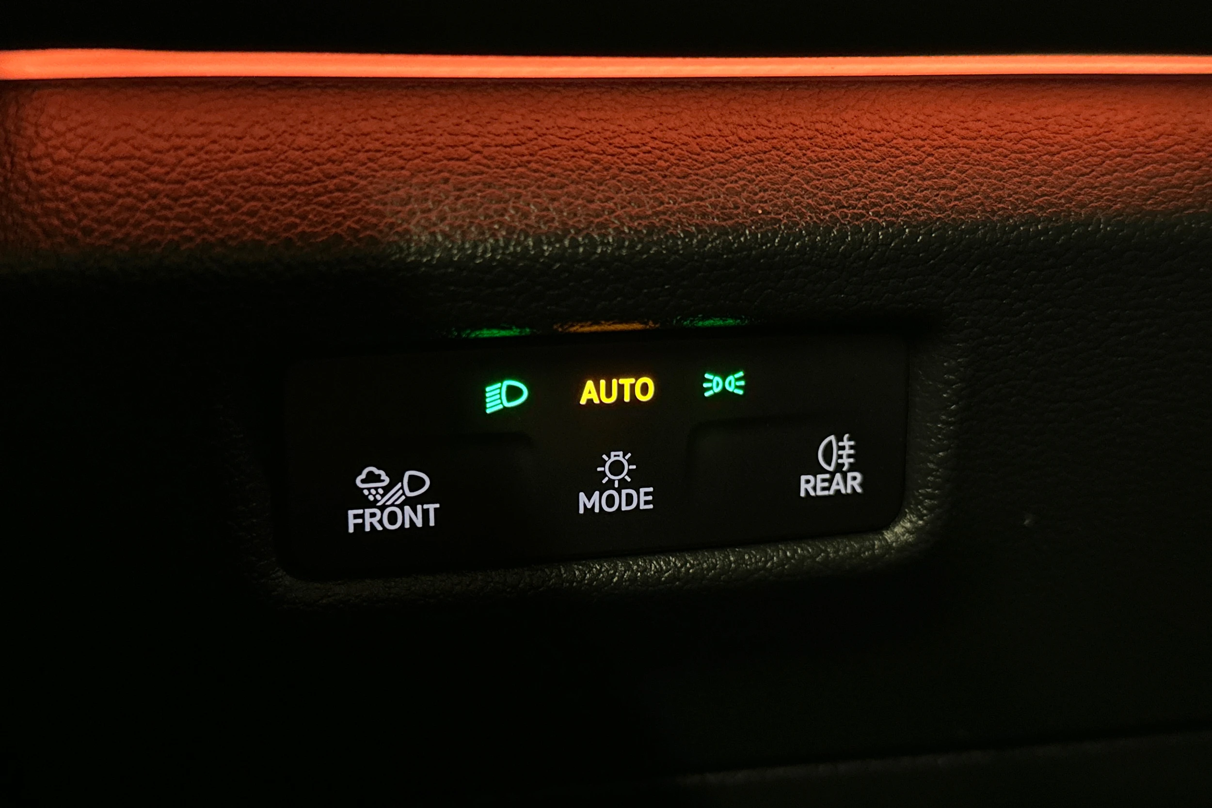 valkoinen Volkswagen Tiguan 2025 kuva 18.