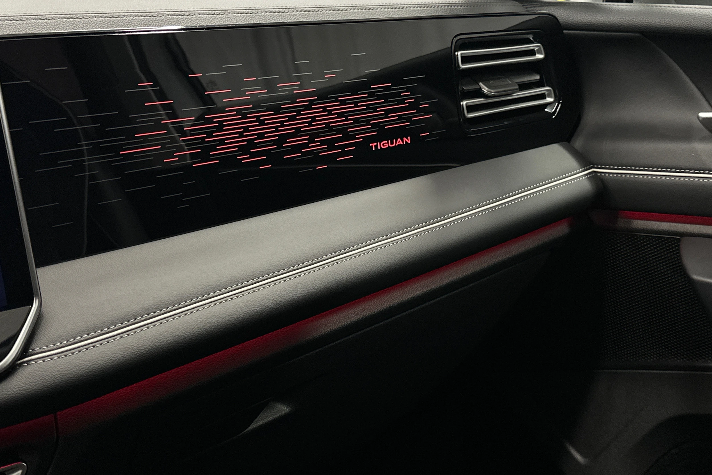 valkoinen Volkswagen Tiguan 2025 kuva 34.