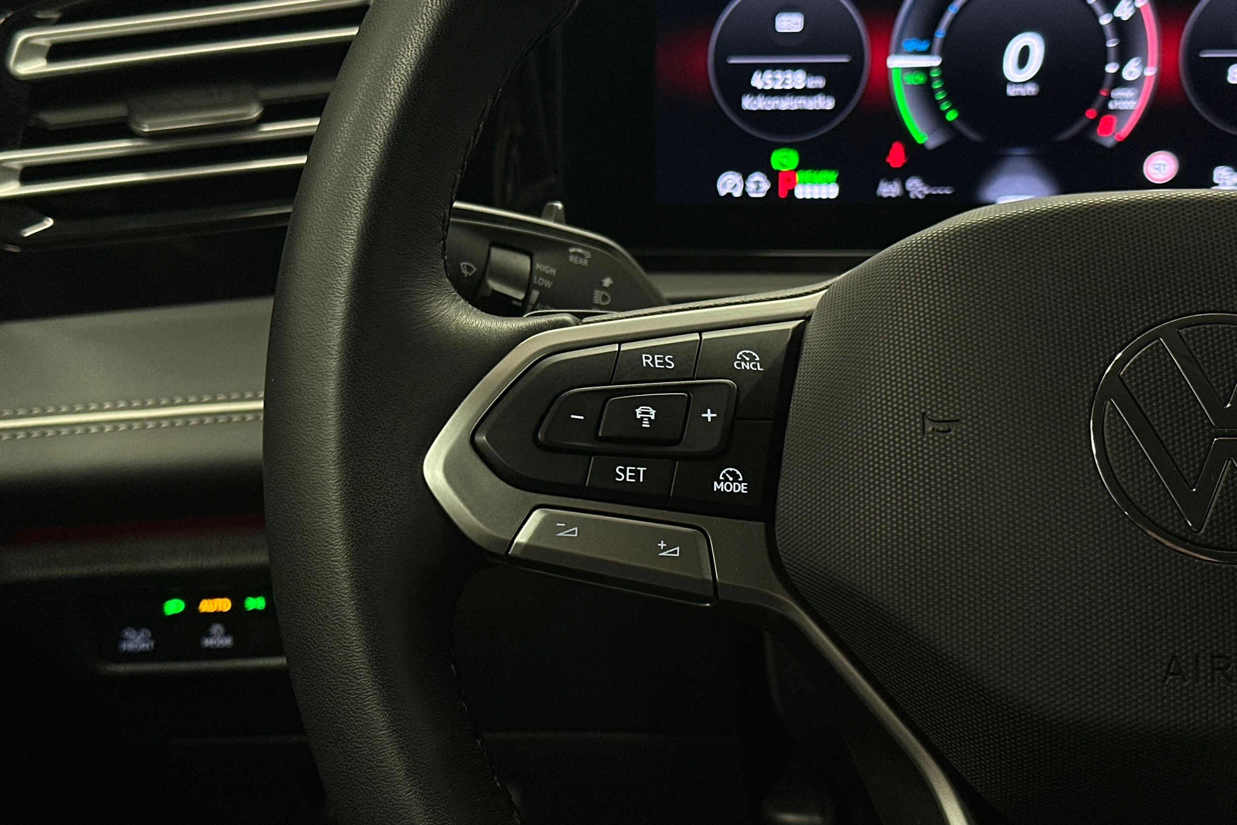 oranssi Volkswagen Tiguan 2025 kuva 11.
