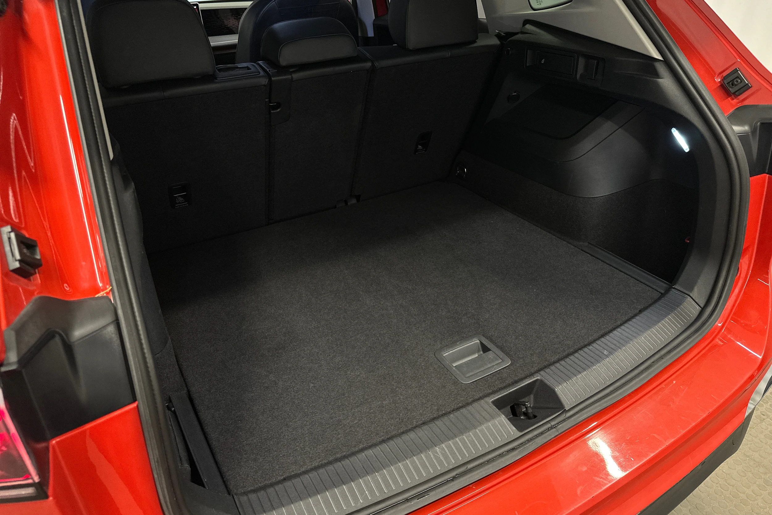 oranssi Volkswagen Tiguan 2025 kuva 35.