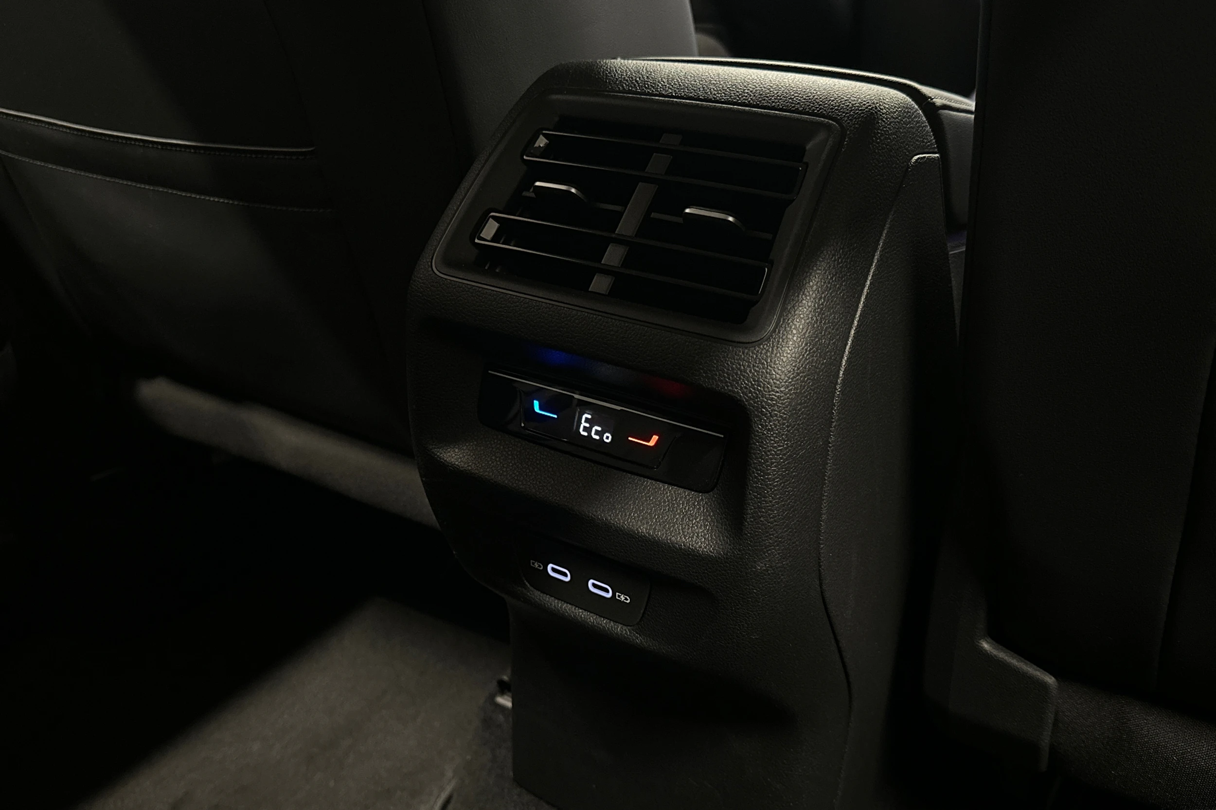 punainen Volkswagen Tiguan 2025 kuva 38.