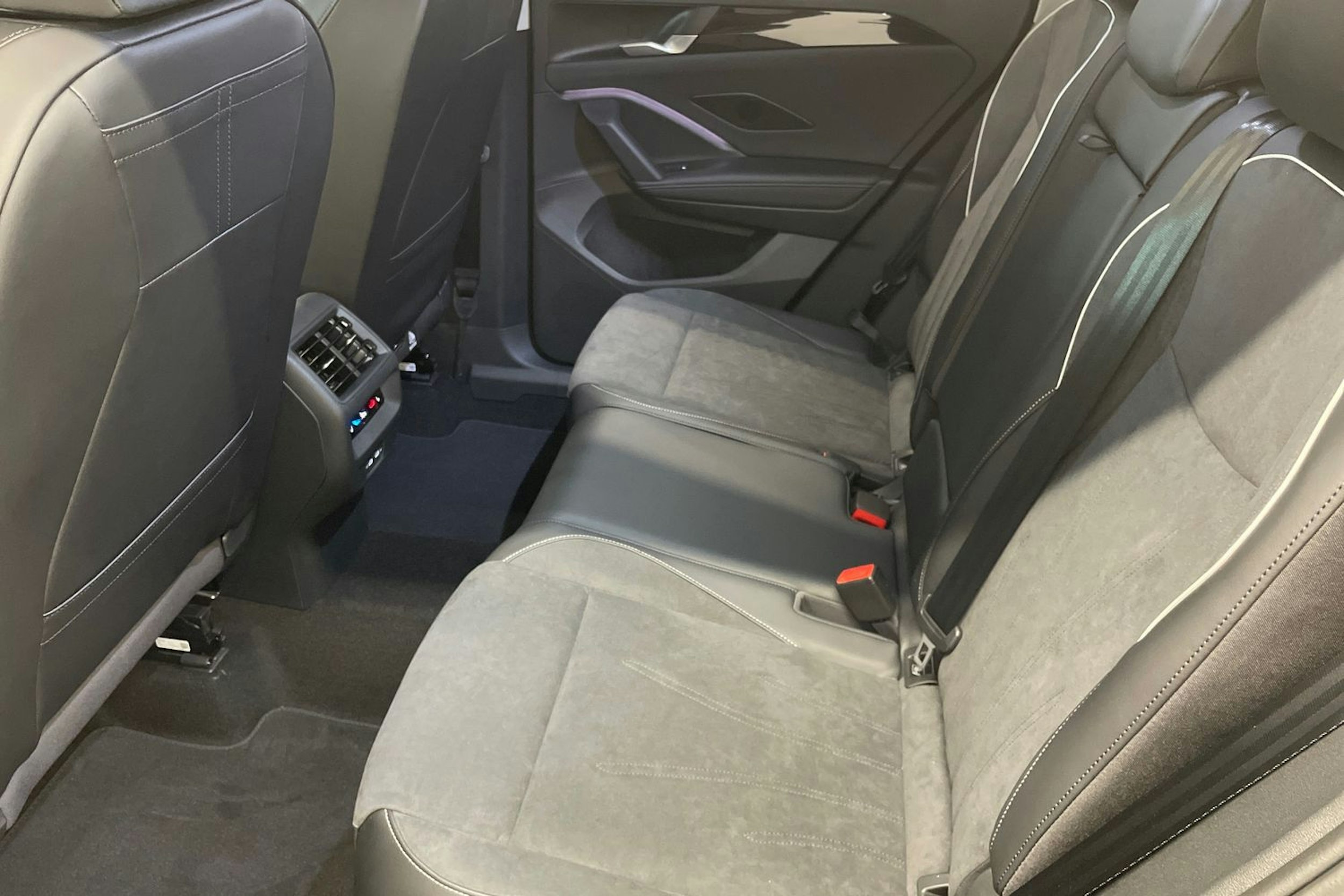 oranssi Volkswagen Tiguan 2025 kuva 8.