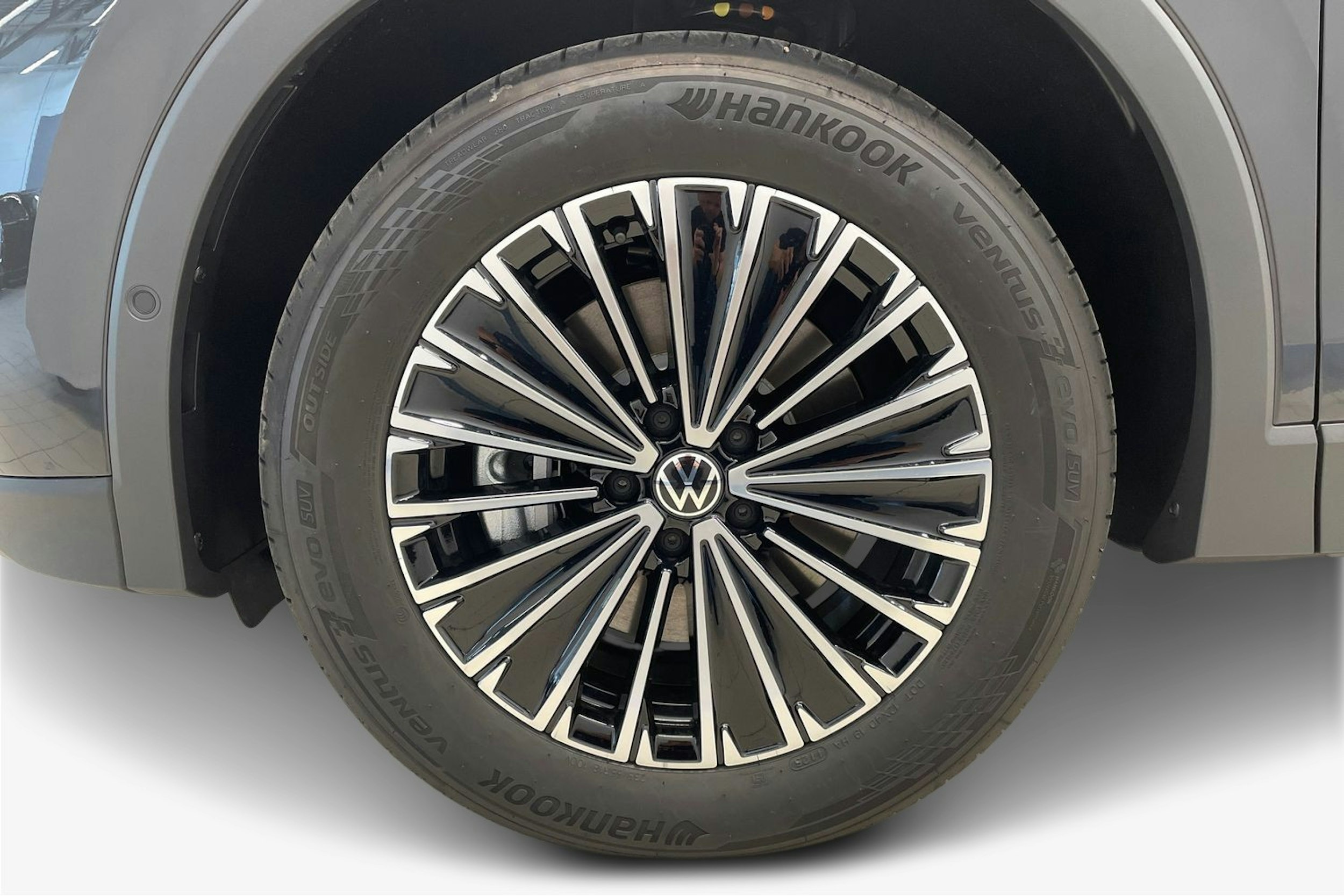 oranssi Volkswagen Tiguan 2025 kuva 9.