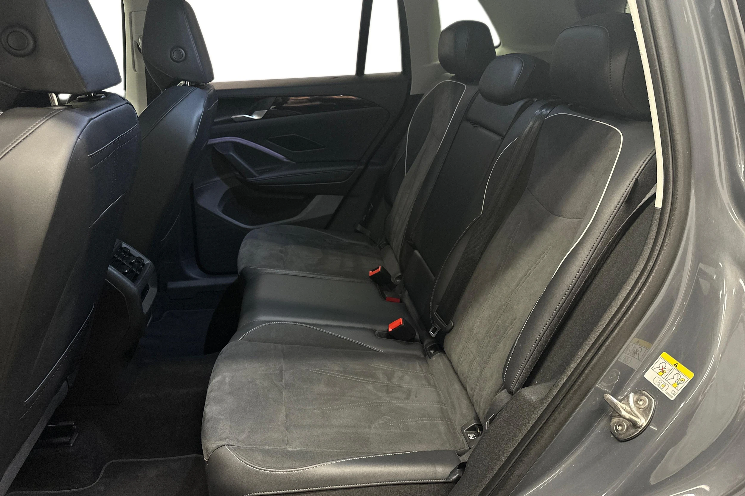 harmaa Volkswagen Tiguan 2025 kuva 8.
