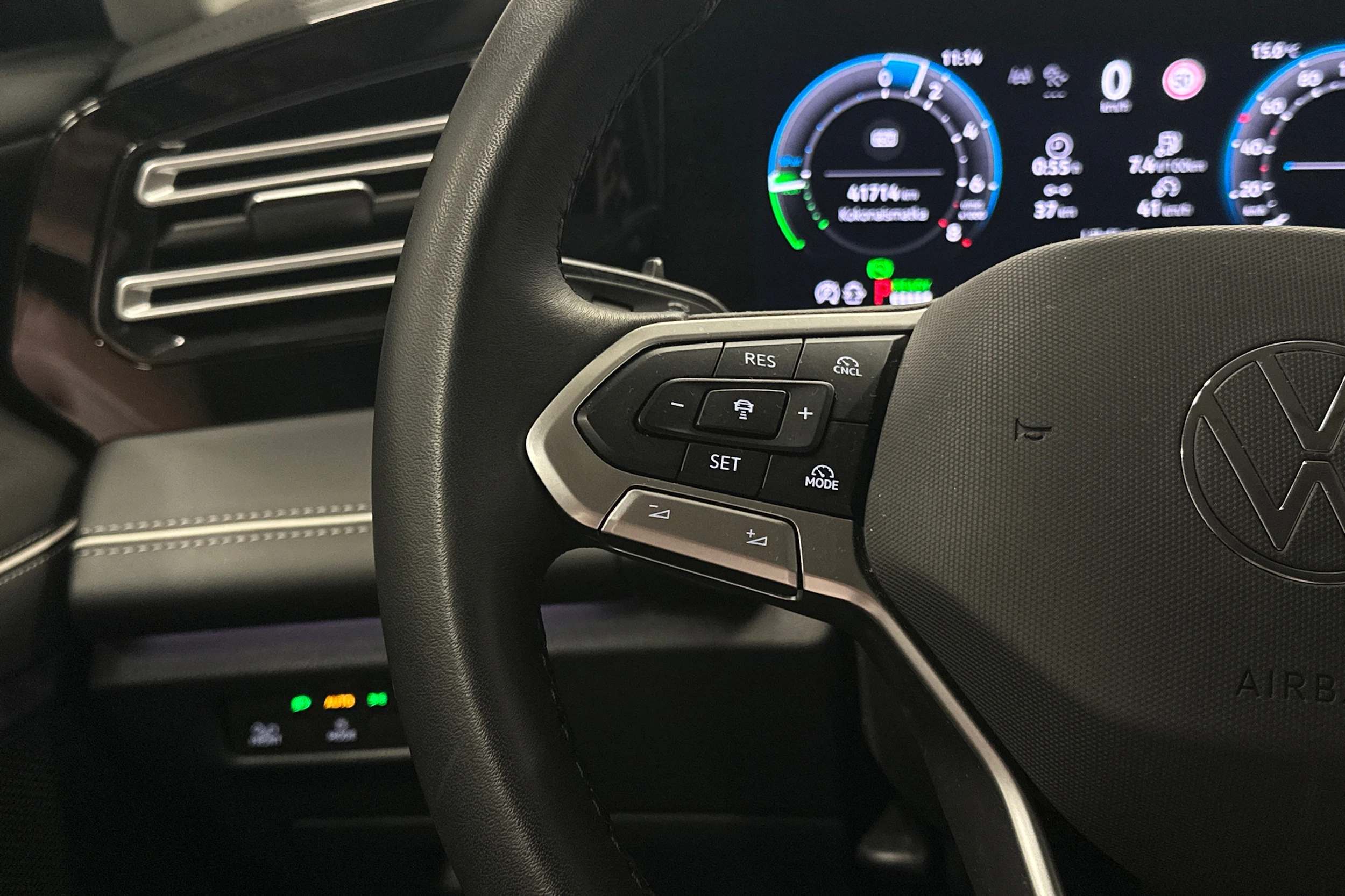 harmaa Volkswagen Tiguan 2025 kuva 11.