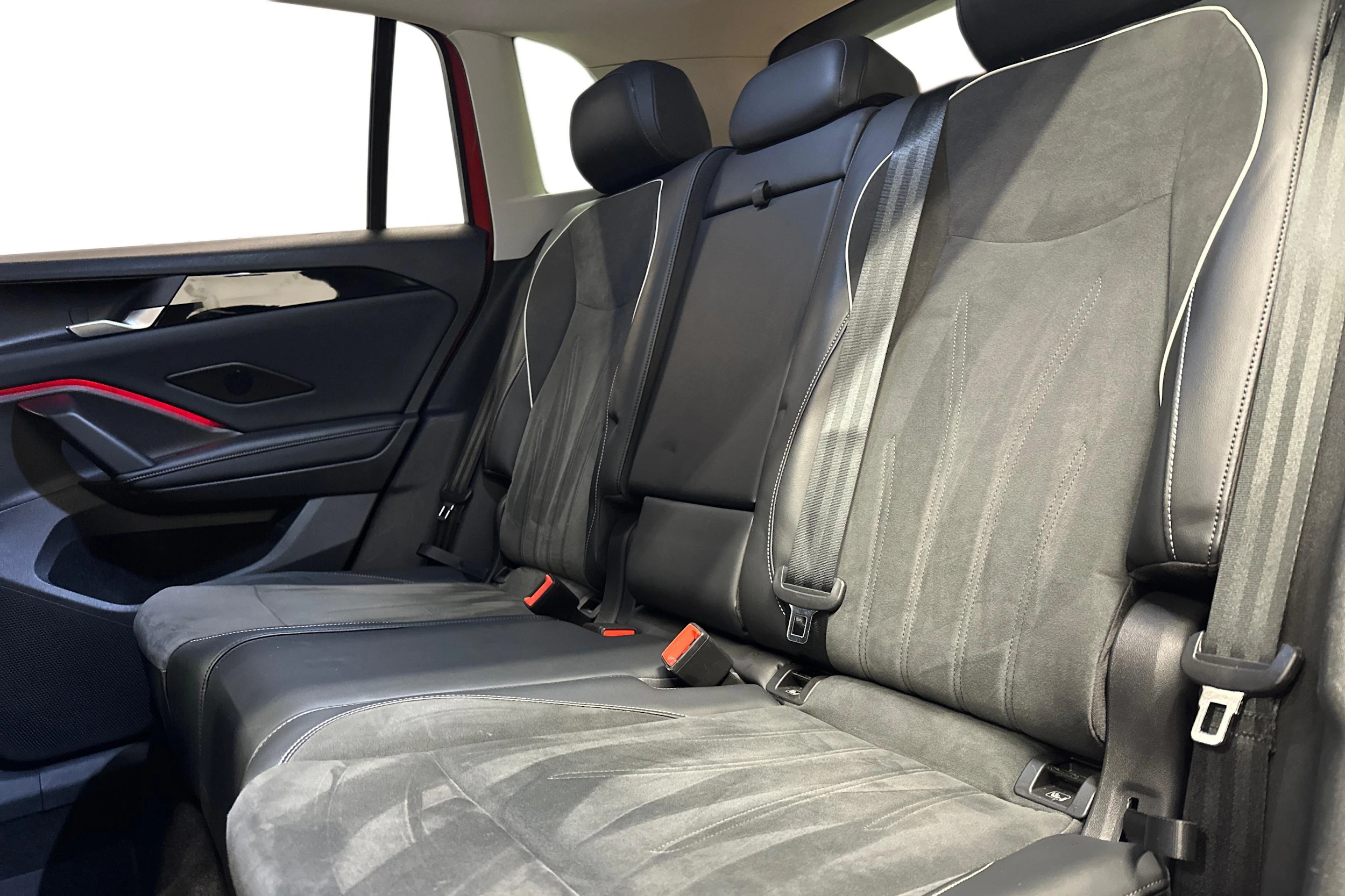 punainen Volkswagen Tiguan 2025 kuva 15.