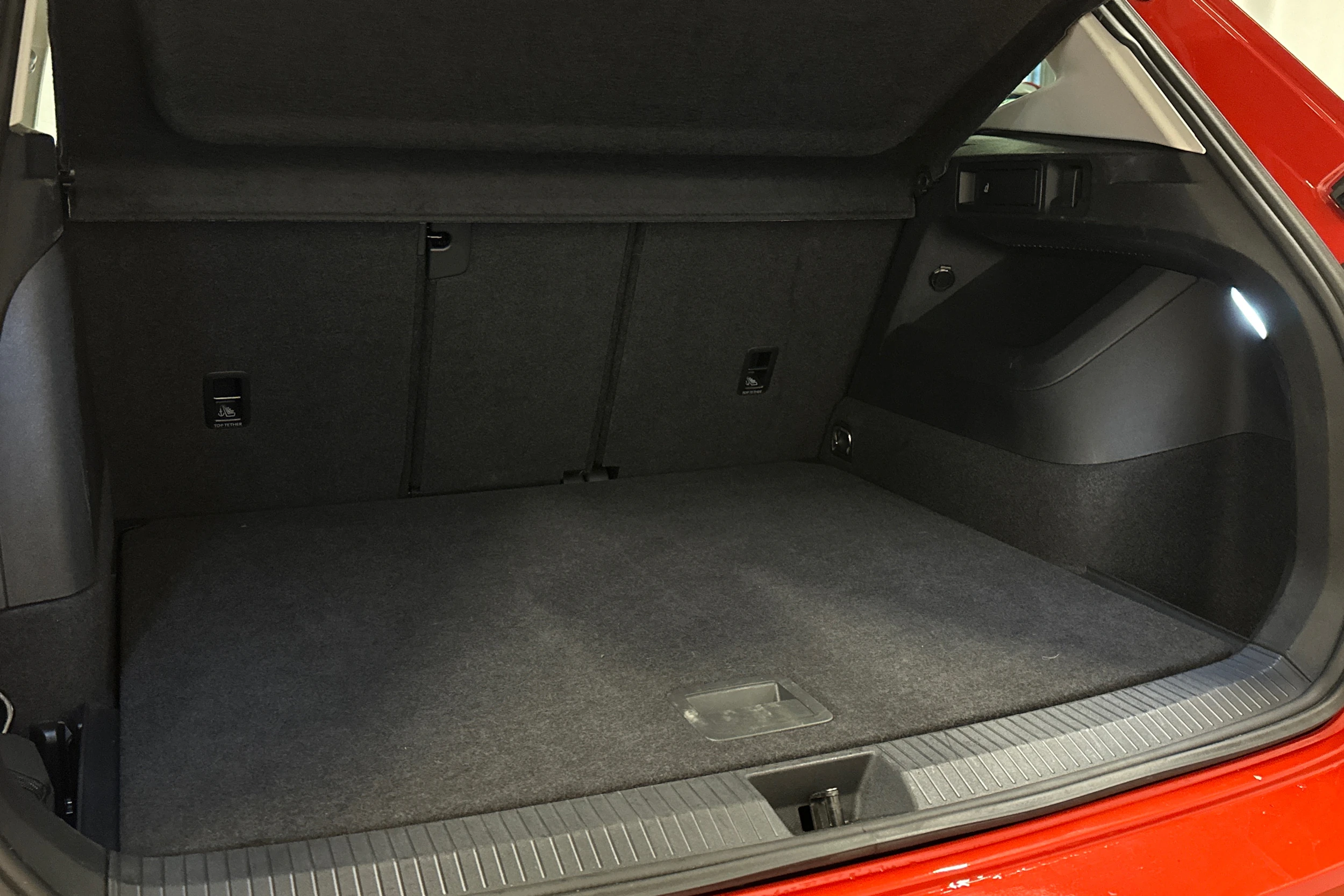 punainen Volkswagen Tiguan 2025 kuva 22.