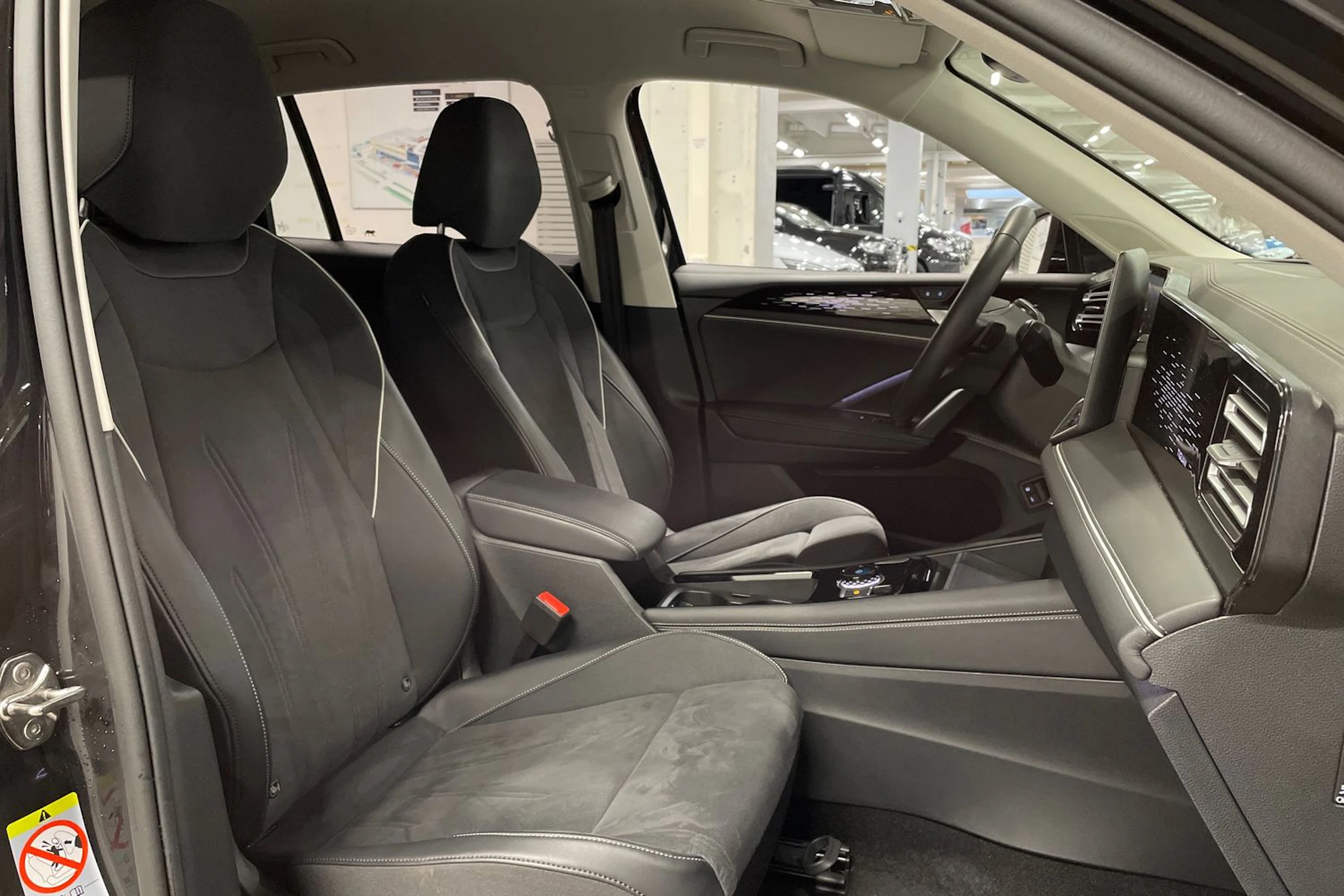 musta Volkswagen Tiguan 2025 kuva 30.