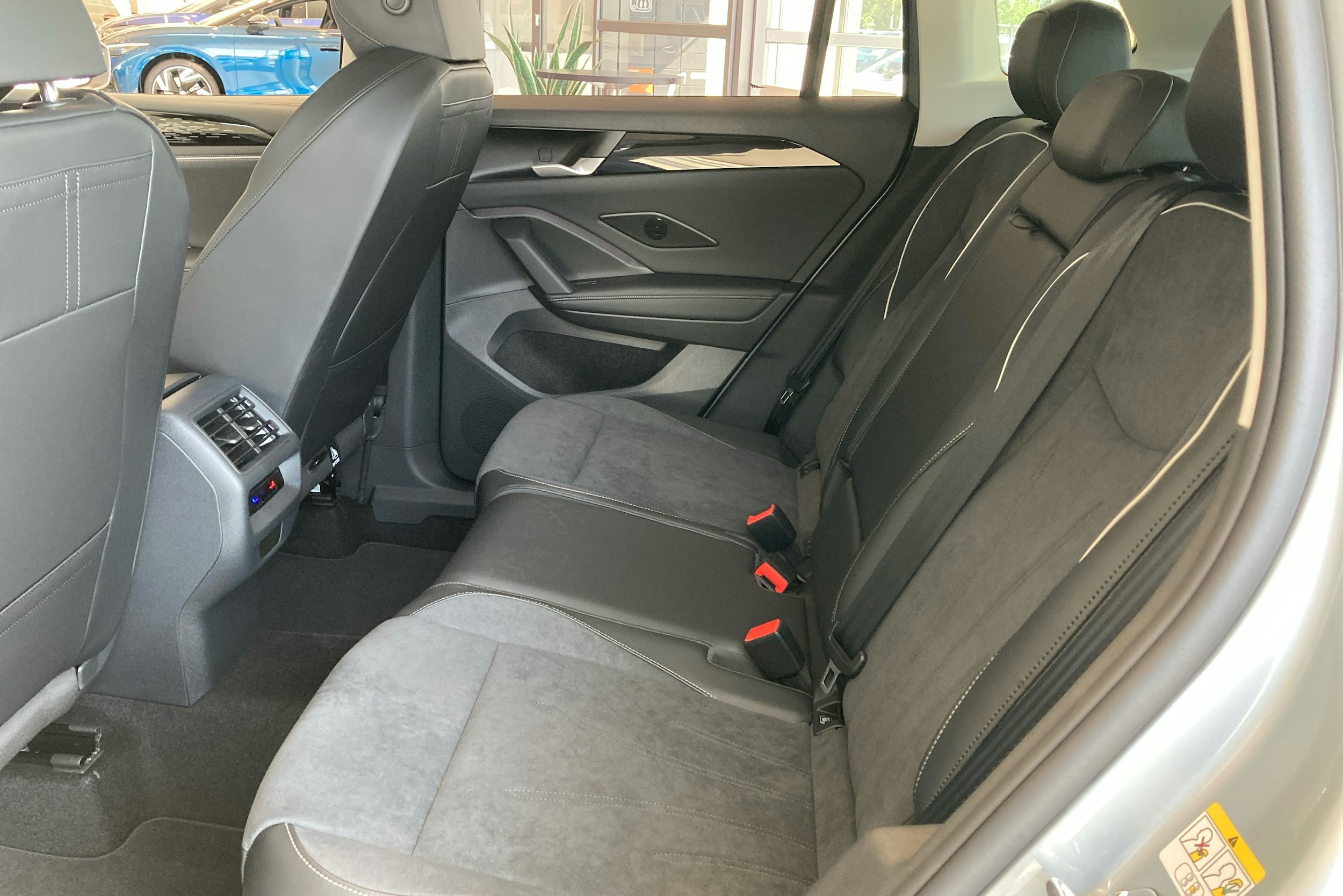 harmaa Volkswagen Tiguan 2025 kuva 8.