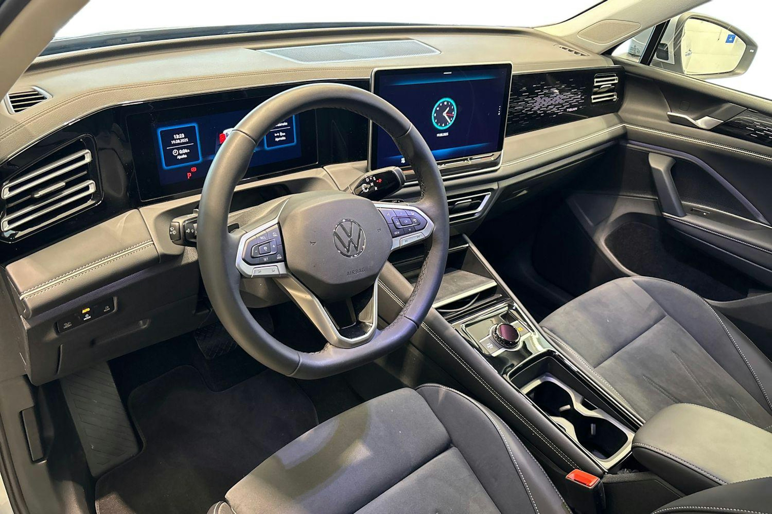 harmaa Volkswagen Tiguan 2025 kuva 6.