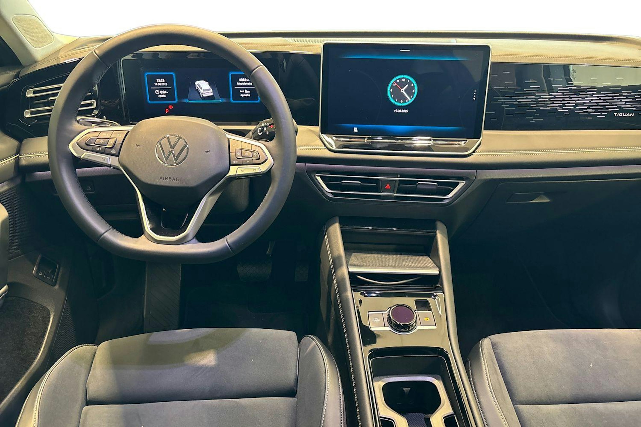 harmaa Volkswagen Tiguan 2025 kuva 7.