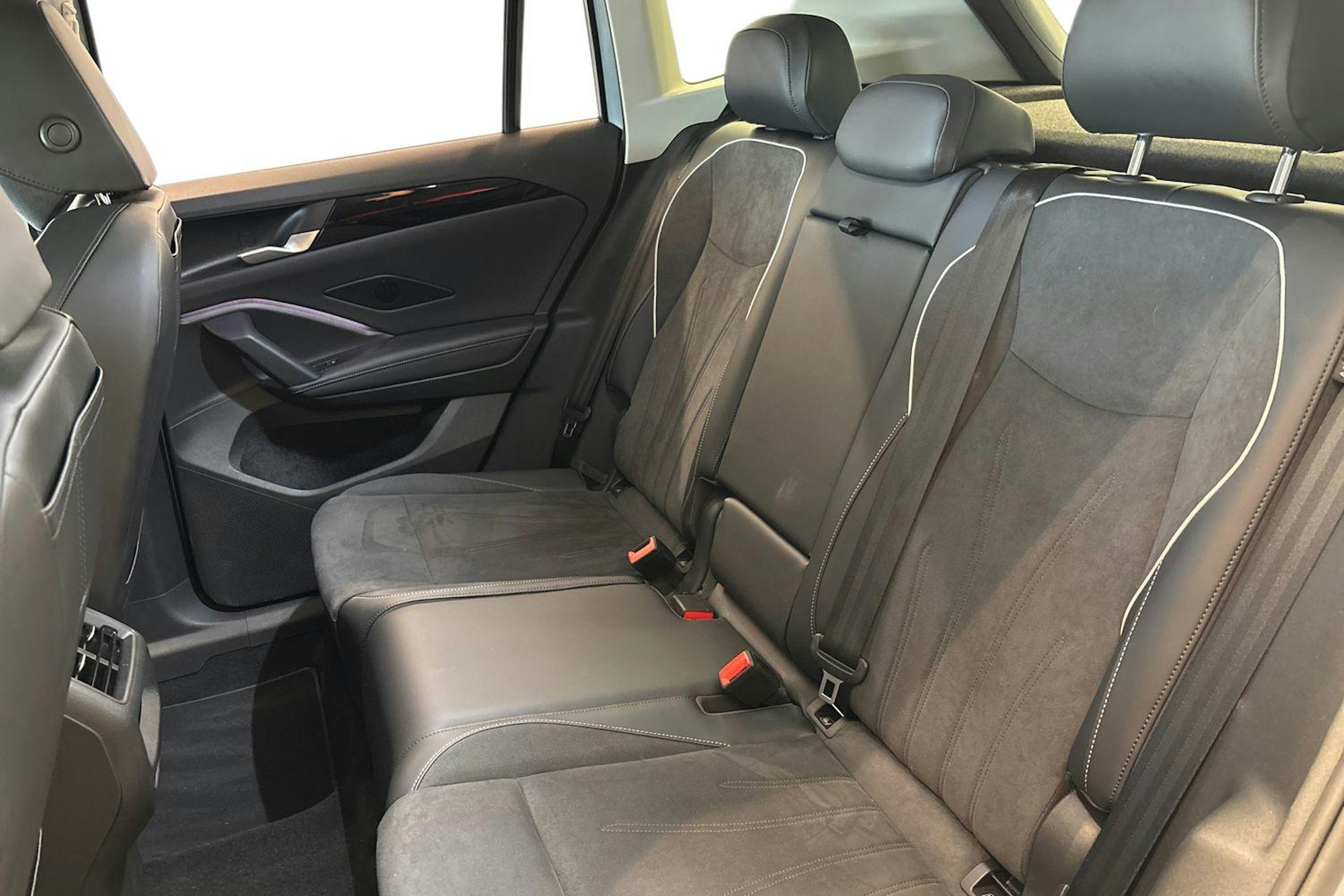 harmaa Volkswagen Tiguan 2025 kuva 8.