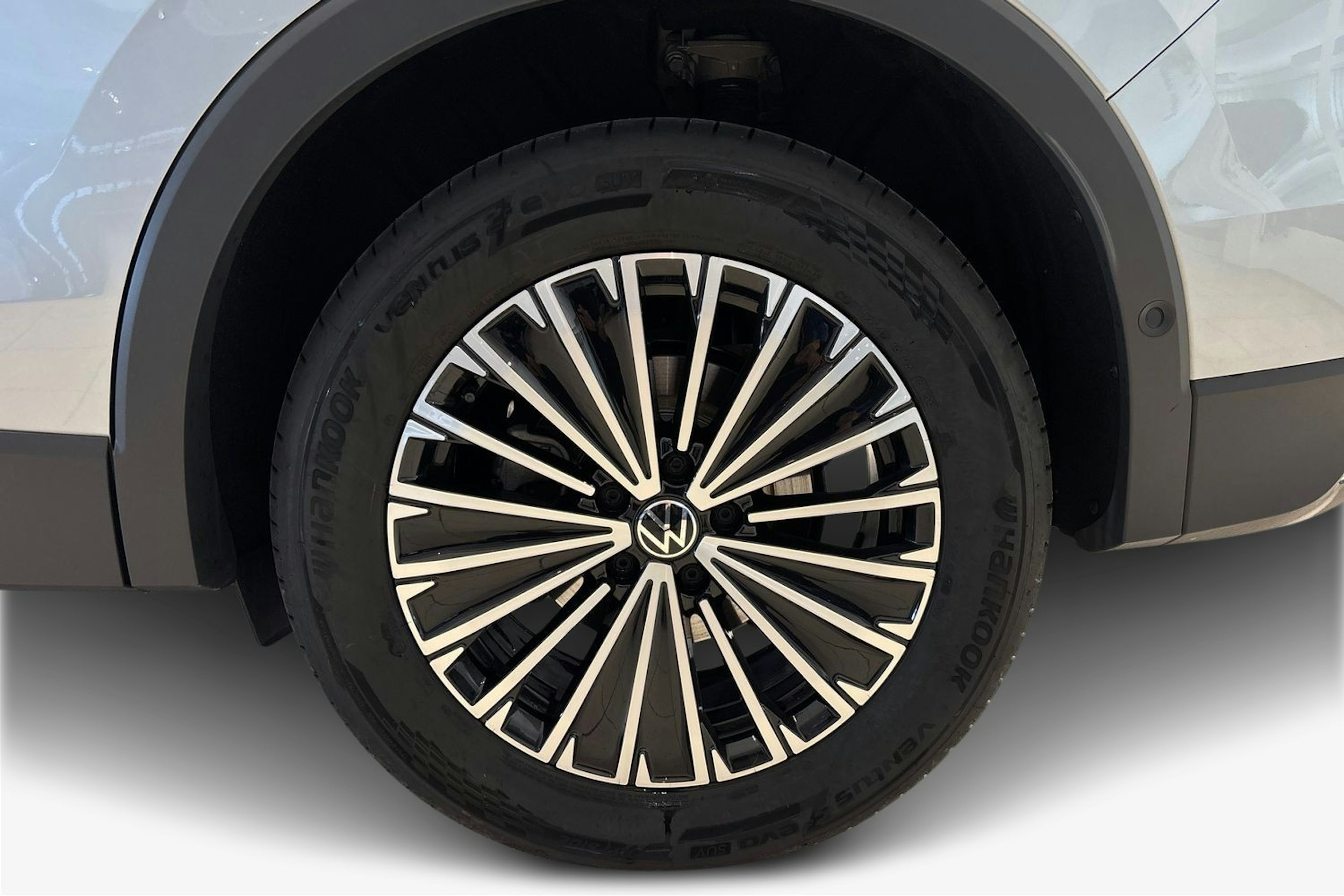 harmaa Volkswagen Tiguan 2025 kuva 9.