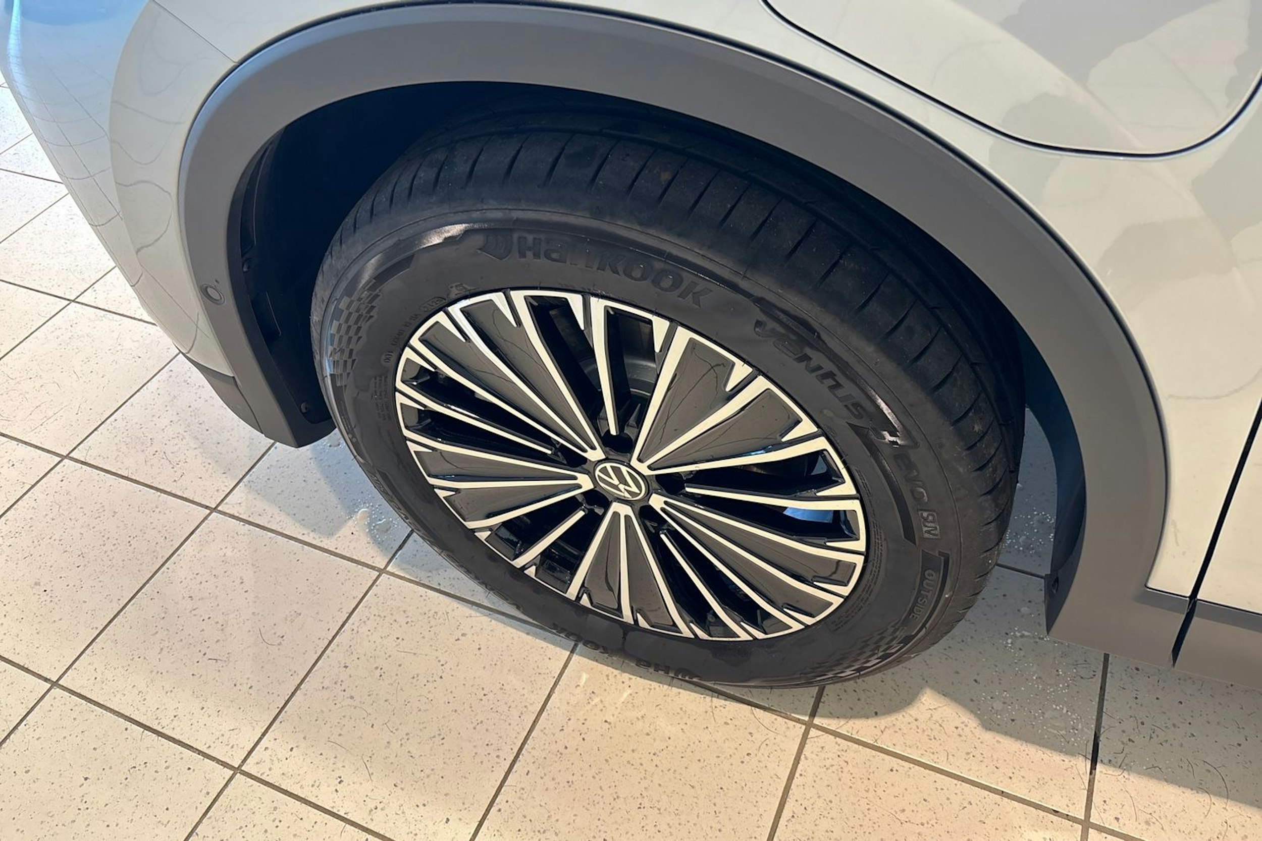 harmaa Volkswagen Tiguan 2025 kuva 10.