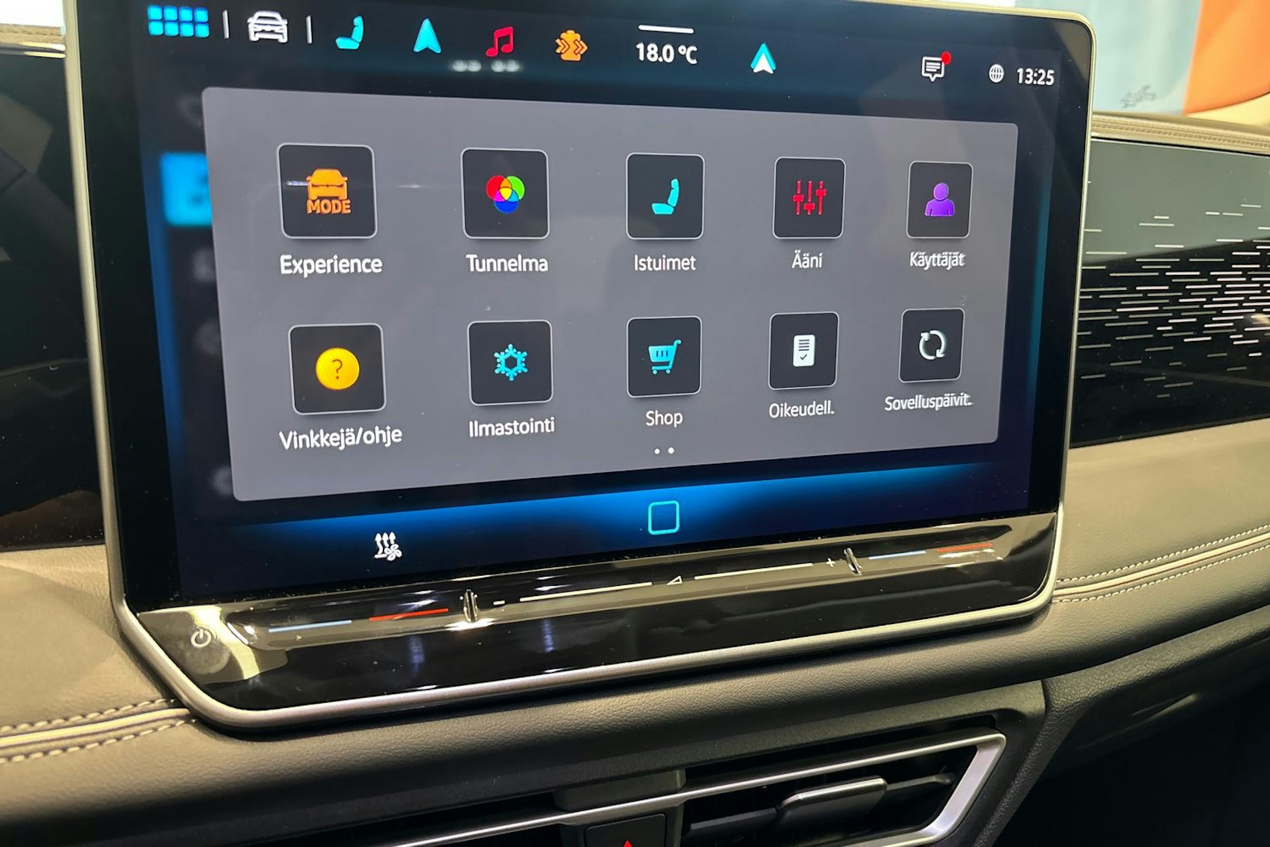 harmaa Volkswagen Tiguan 2025 kuva 12.