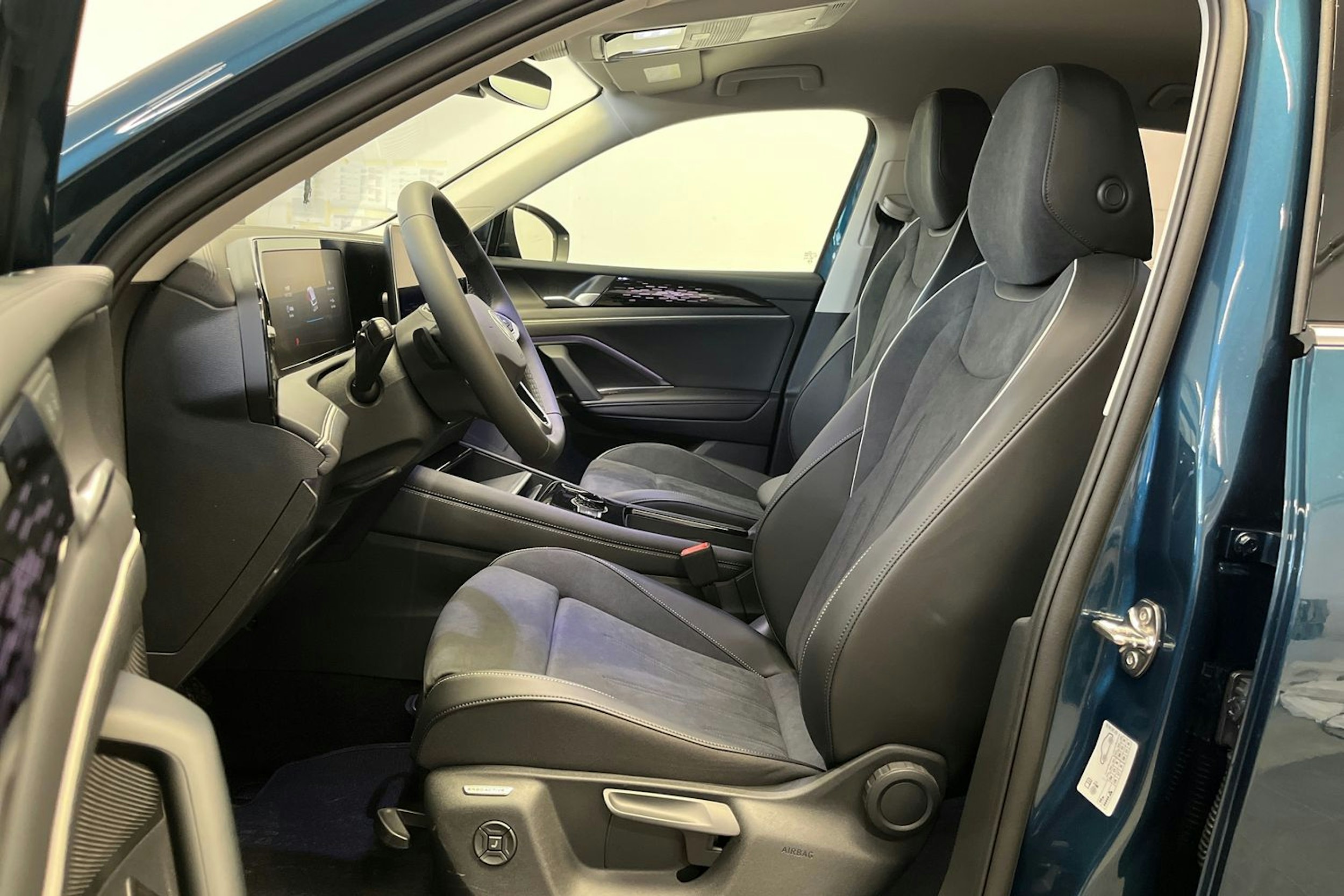 sininen Volkswagen Tiguan 2025 kuva 6.