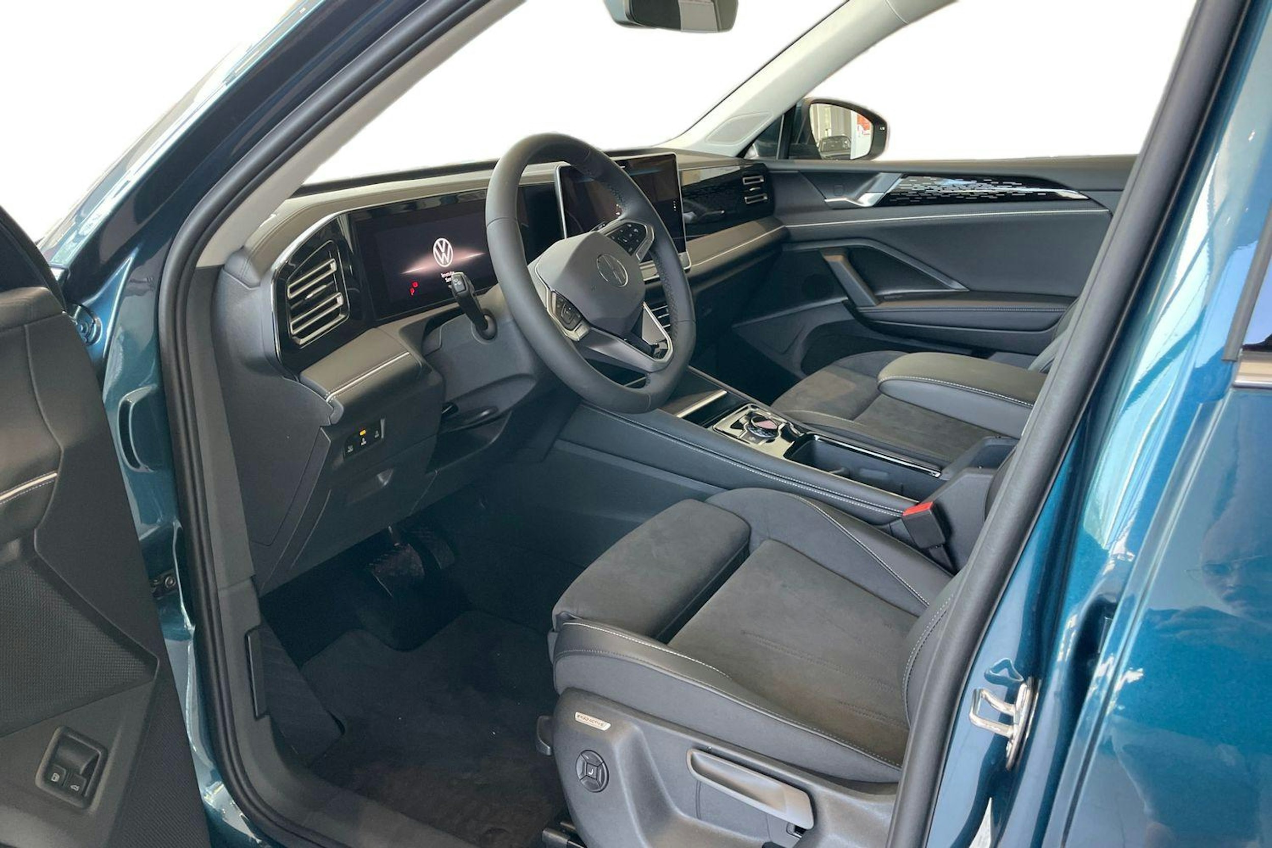 sininen Volkswagen Tiguan 2025 kuva 6.