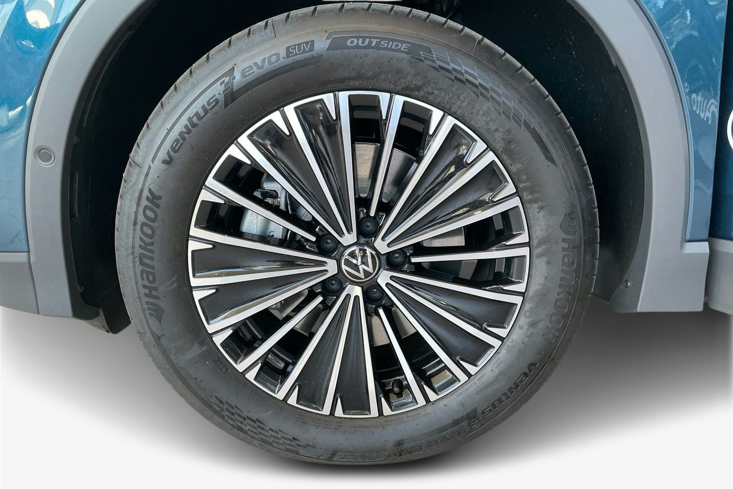 sininen Volkswagen Tiguan 2025 kuva 9.