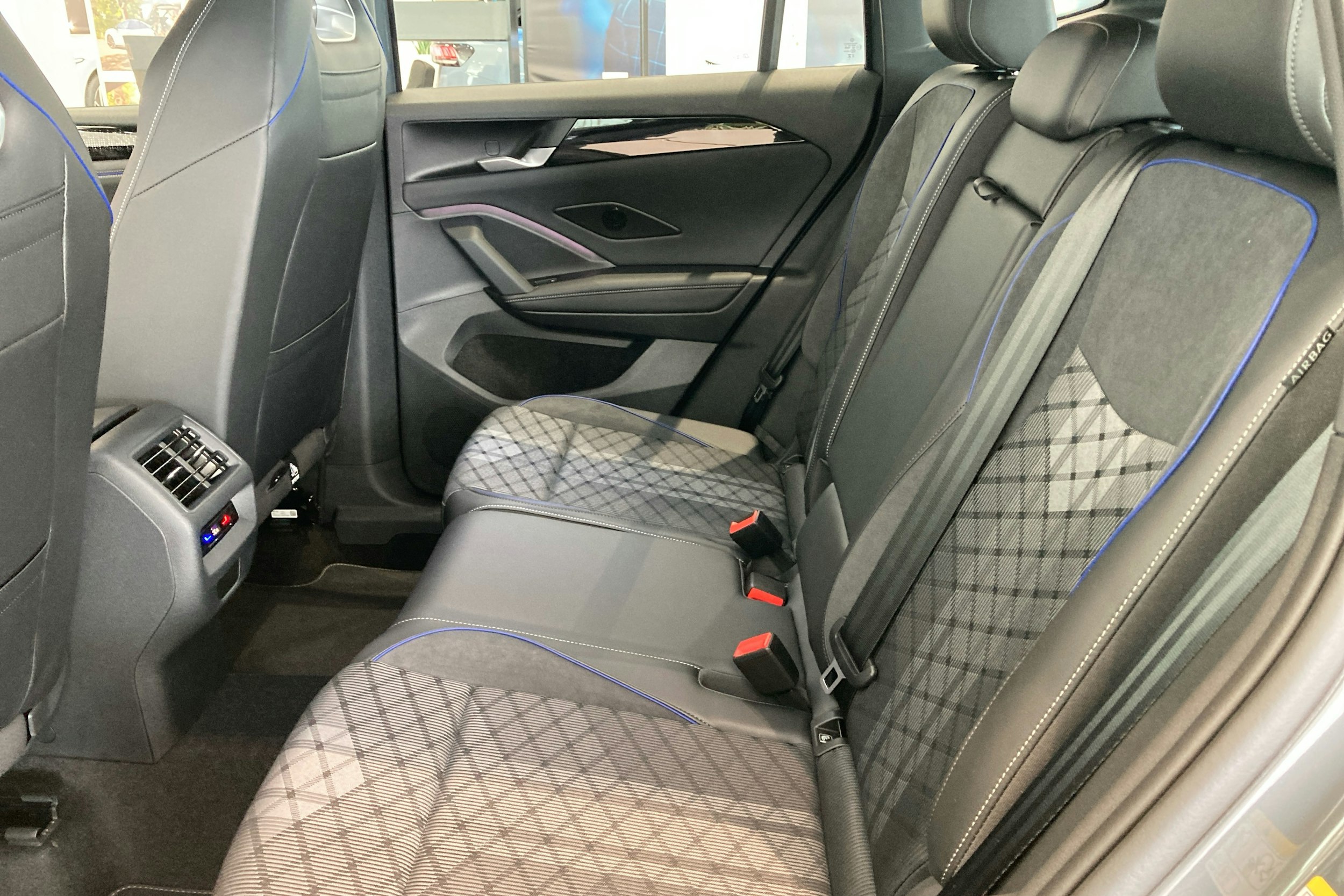 harmaa Volkswagen Tiguan 2025 kuva 8.