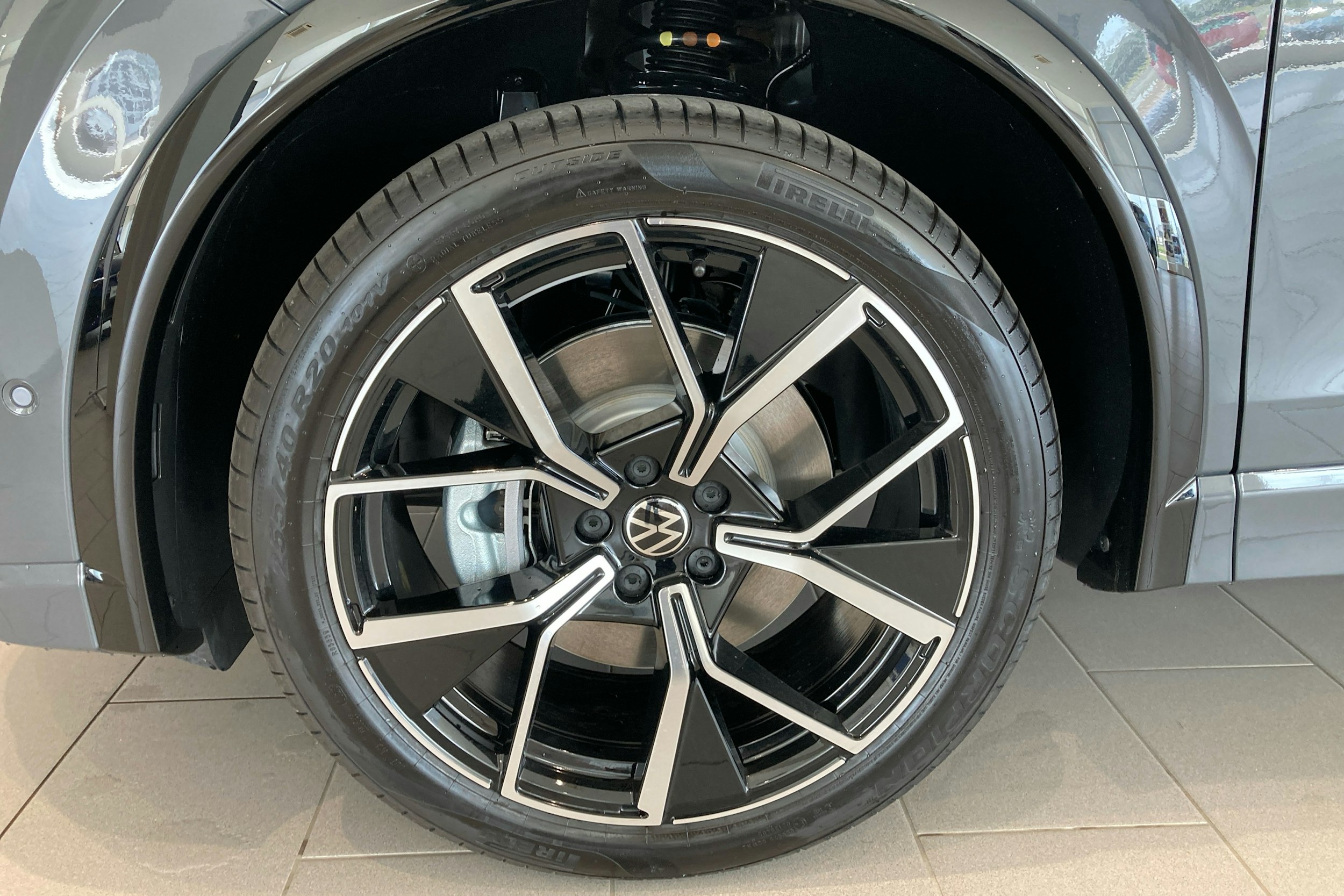 harmaa Volkswagen Tiguan 2025 kuva 9.